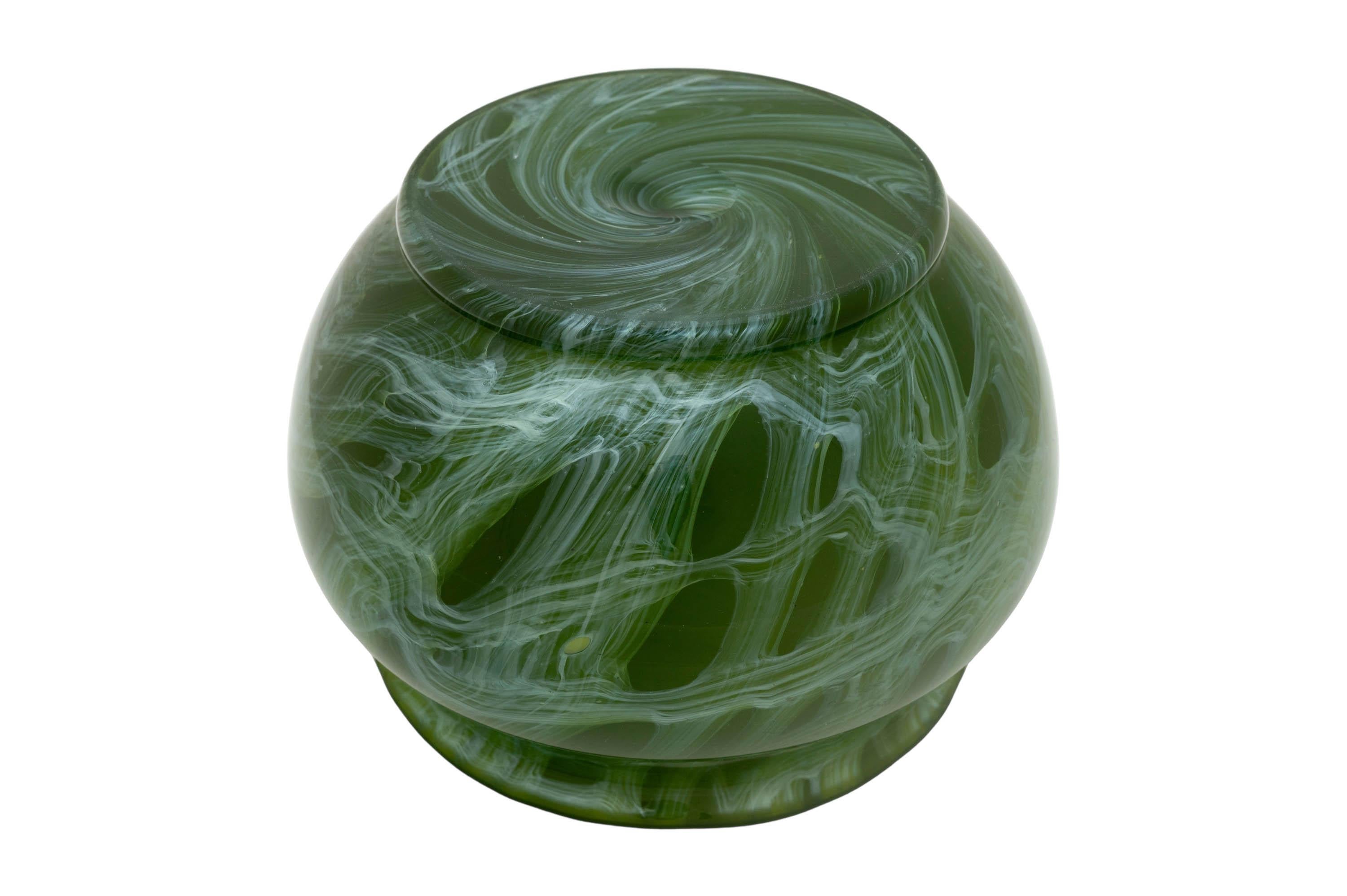 Vaso di vetro verde di Boemia Loetz circa 1912 In condizioni buone in vendita a Klosterneuburg, AT