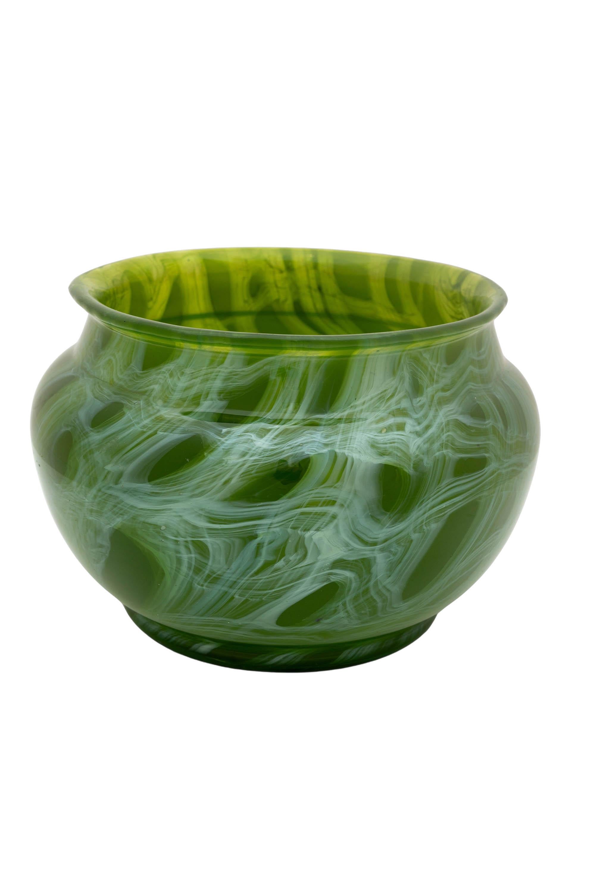 XX secolo Vaso di vetro verde di Boemia Loetz circa 1912 in vendita