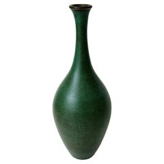 Vase à col roulé vert n° 46 de Dana Chieco