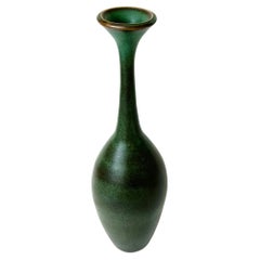 Vase à col roulé vert n° 49 de Dana Chieco