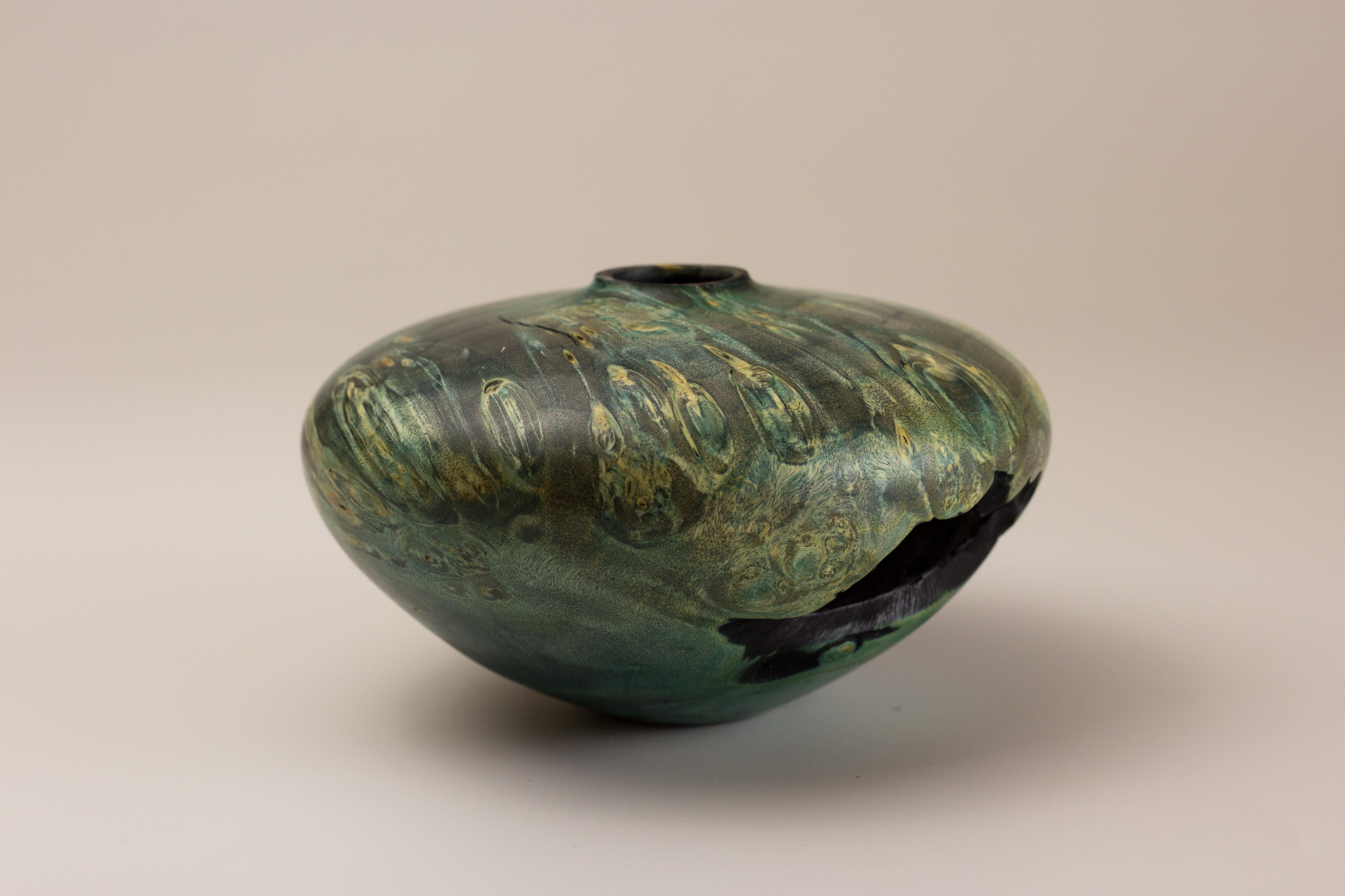 Blue Boxelder burl form by Vlad Droz
Unique handmade piece signed by Vlad Droz
Dimensions: 12 x 6 cm
Materials: dyed boxelder burl wood

Vlad Droz
