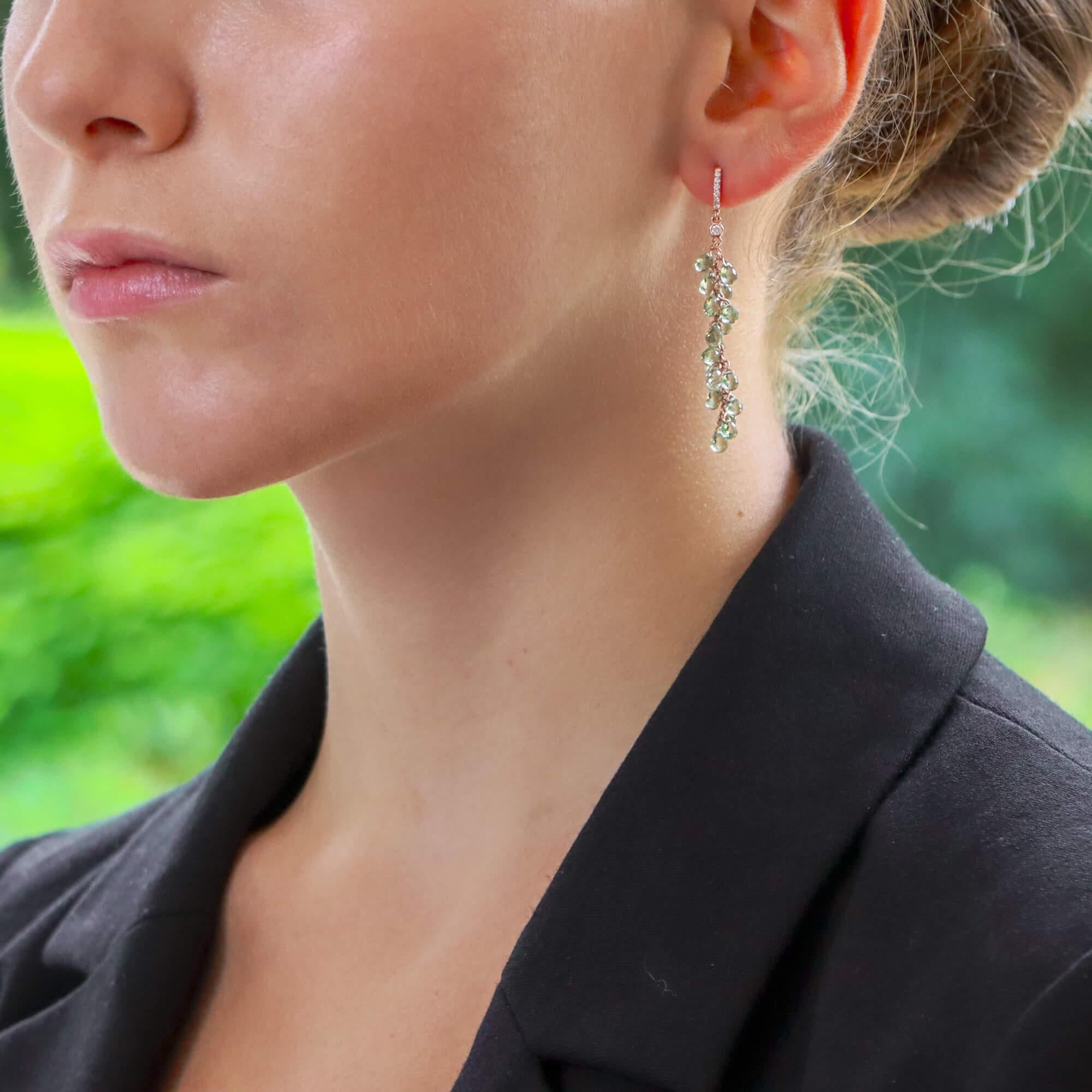  Ein hübsches Paar Diamant- und Briolette-Saphir-Ohrringe aus 18 Karat Roségold.

Jeder Ohrring ist wunderschön gearbeitet und verfügt zunächst über einen zierlichen, mit Pflastersteinen besetzten halben Diamantring. An diesem Reif hängt ein mit