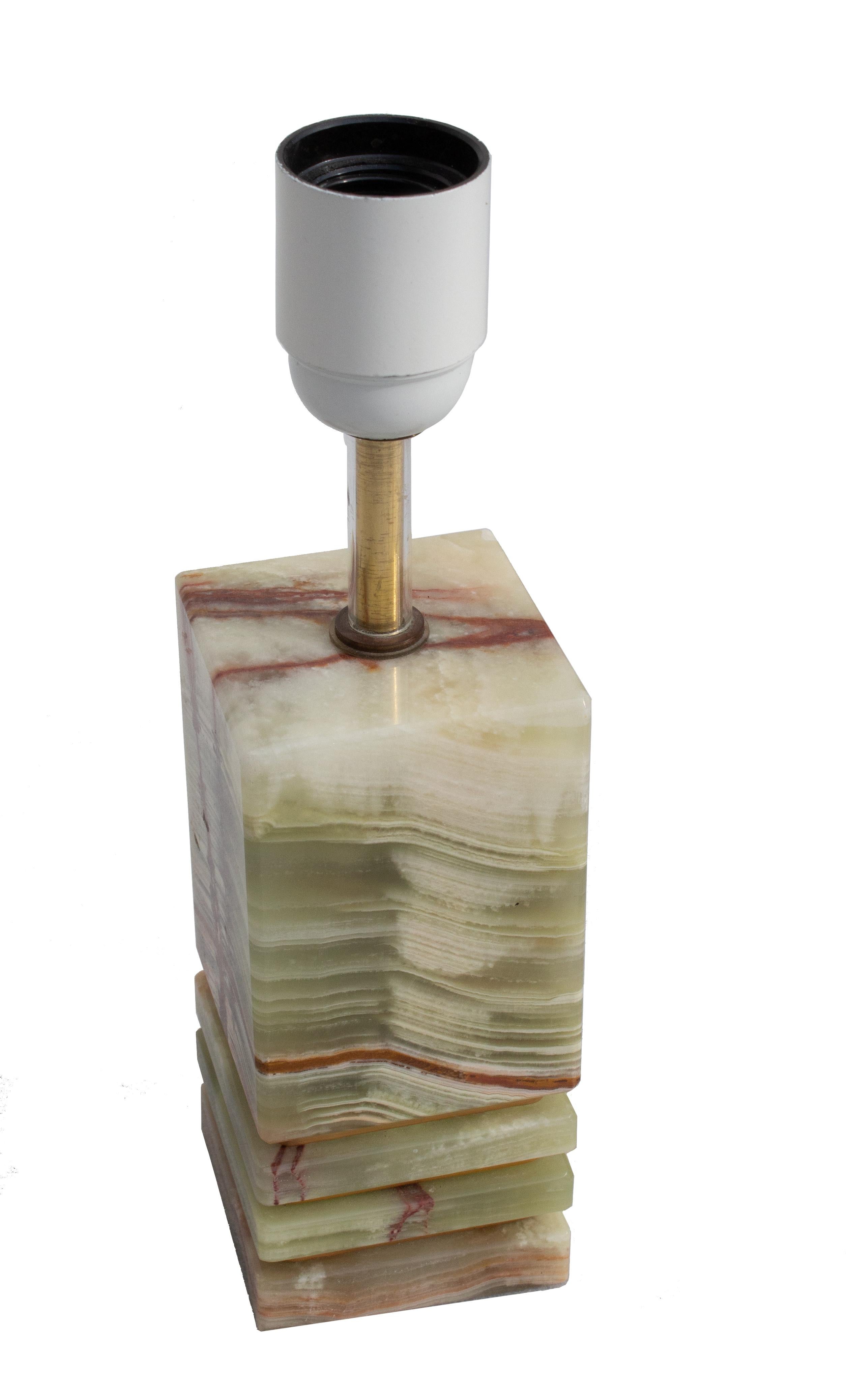 Lampe de table en onyx vert, brun et beige par Pierre Veritable, Italie
Un pied de lampe carré aux lignes épurées était très en vogue dans les années 1960. La forme dégage une impression de luxe et d'élégance. La surface de l'onyx est