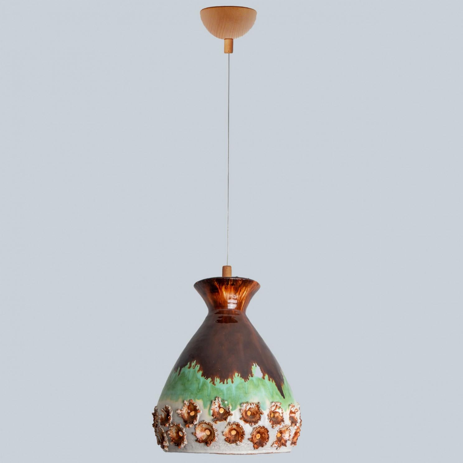 Superbe lampe suspendue ronde avec une forme inhabituelle en forme d'œuf, faite de céramiques vertes et brunes richement colorées, fabriquée dans les années 1970 au Danemark. Nous disposons également d'une multitude de jeux de lumière et