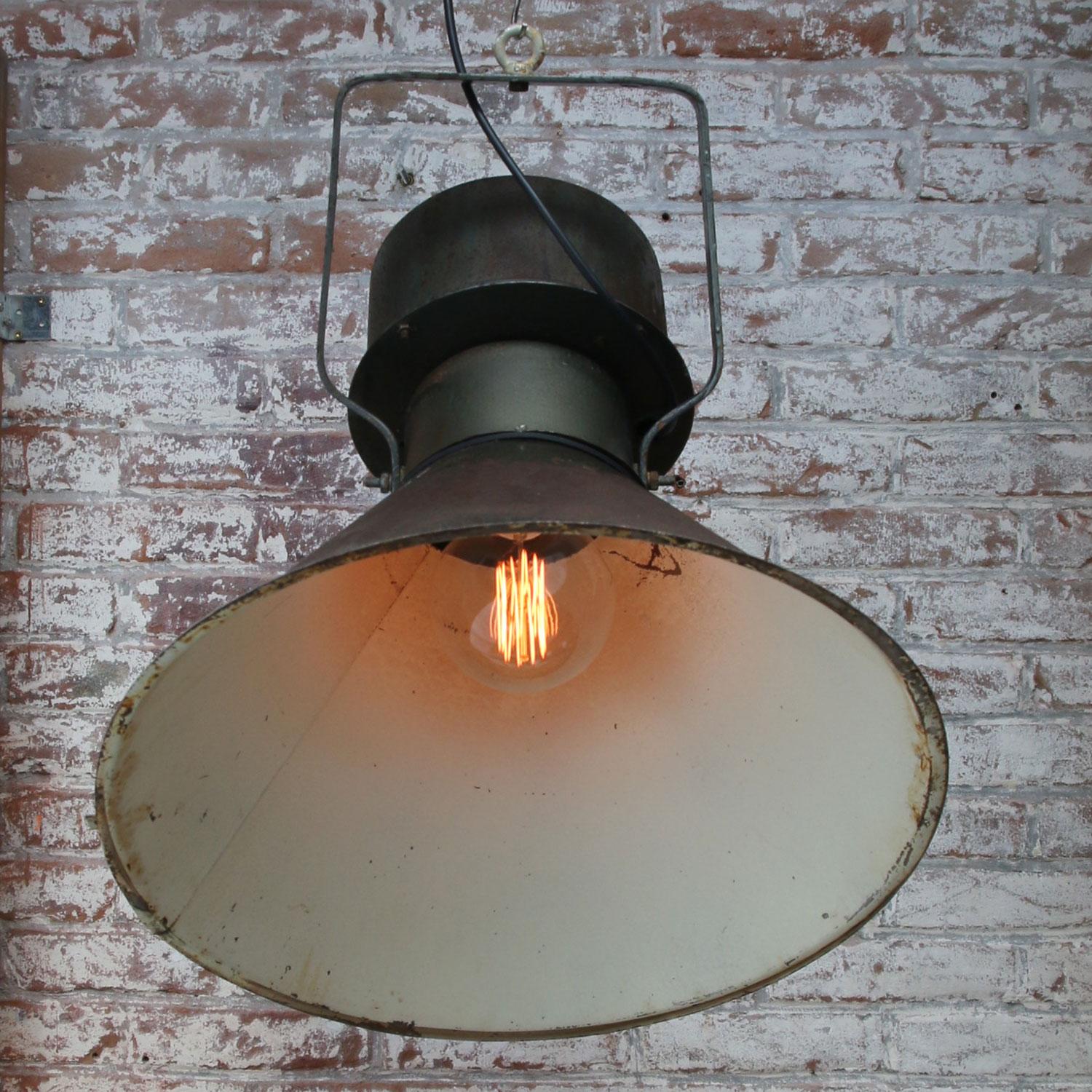 Industrial pedant light spot light.
Green rust metal with rotatable arm

Weight: 4.50 kg / 9.9 lb

Priced per individual item. All lamps have been made suitable by international standards for incandescent light bulbs, energy-efficient and LED