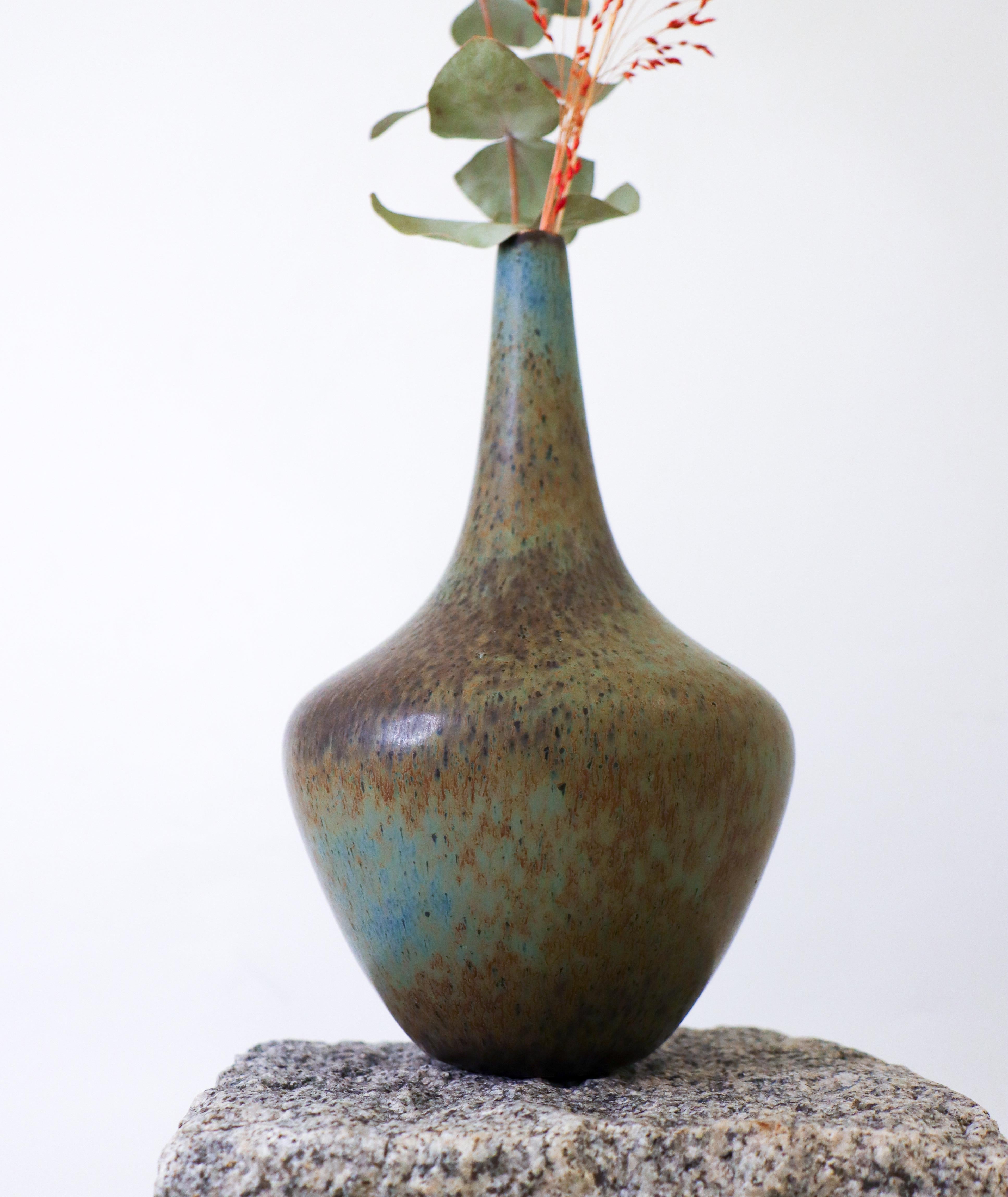 Vase vert conçu par Gunnar Nylund chez Rörstrand, d'une hauteur de 23 cm. Il est en parfait état et marqué comme étant de 2ème qualité. 

Gunnar Nylund est né à Paris en 1904 de parents sculpteurs et designers. Il a donc très vite commencé sa propre