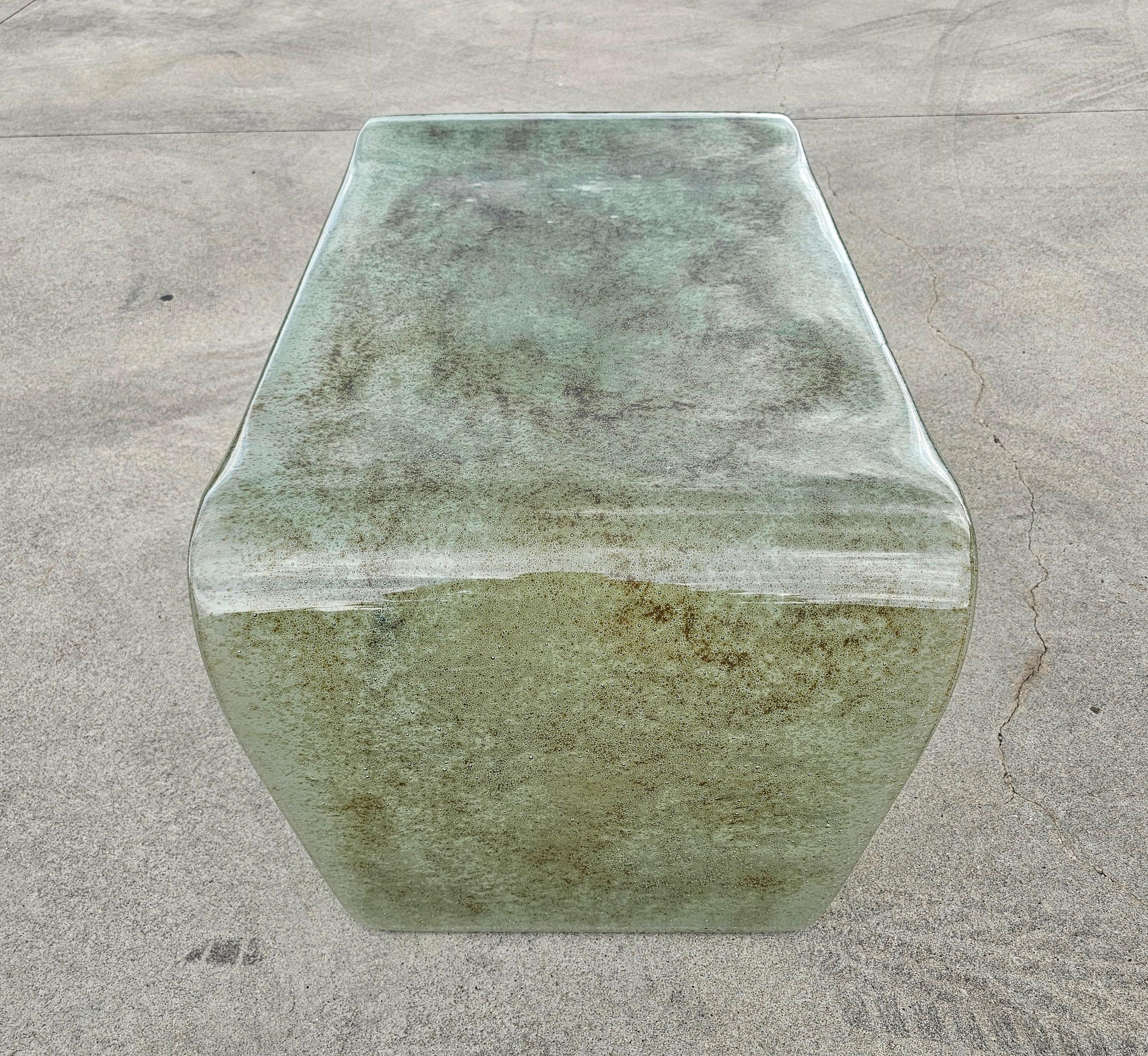 italien Table basse à cascade en verre bullé vert attr. à Fontana Arte, Italie, années 1970 en vente