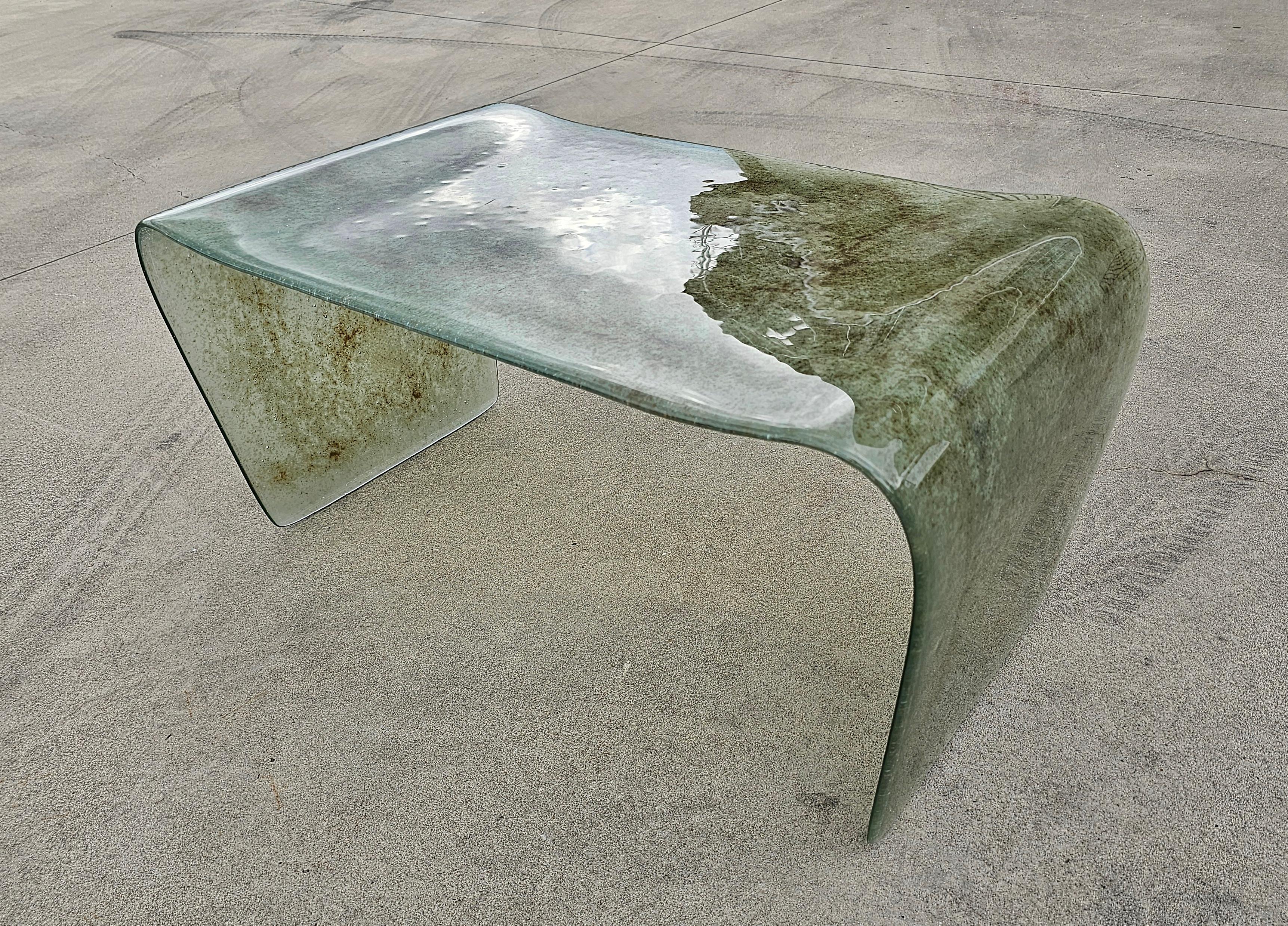 Table basse à cascade en verre bullé vert attr. à Fontana Arte, Italie, années 1970 Bon état - En vente à Beograd, RS