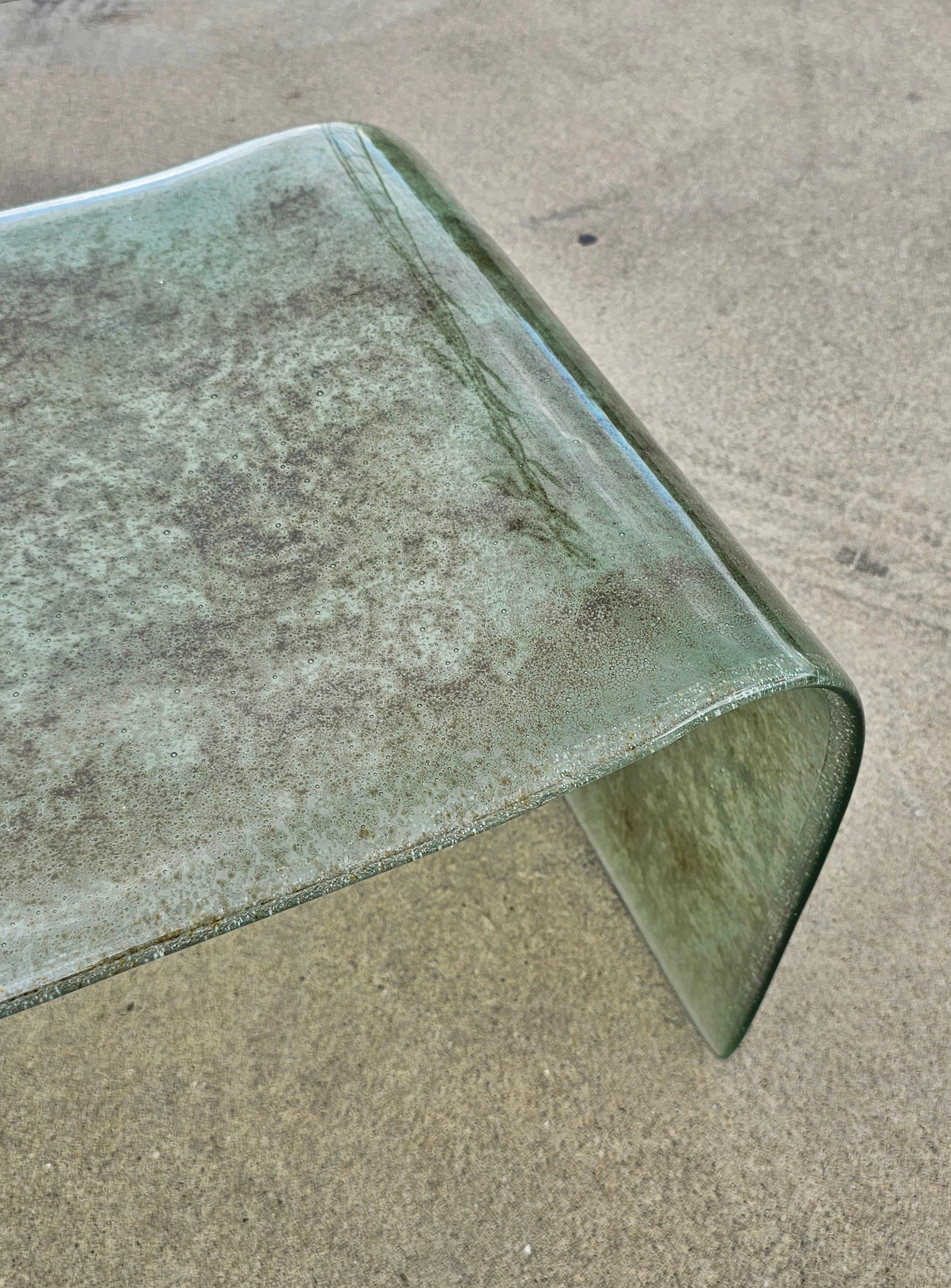 Verre Table basse à cascade en verre bullé vert attr. à Fontana Arte, Italie, années 1970 en vente