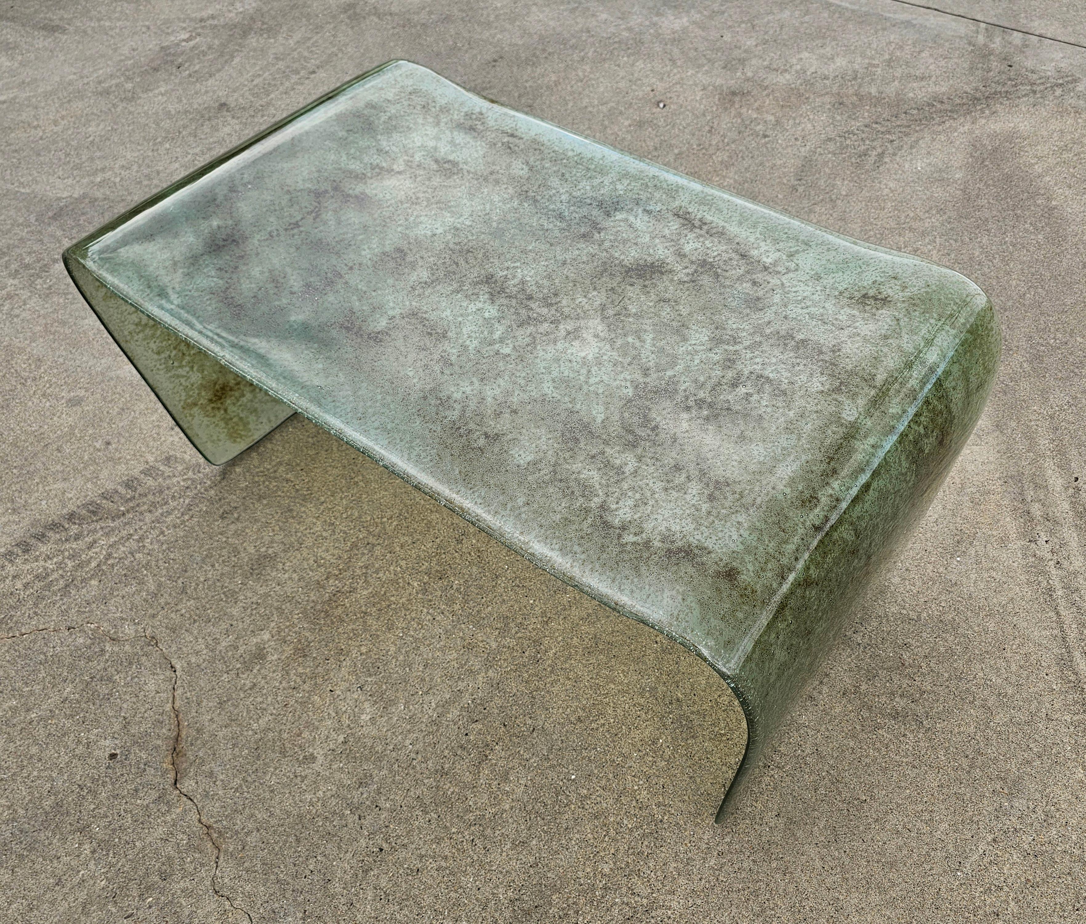 Table basse à cascade en verre bullé vert attr. à Fontana Arte, Italie, années 1970 en vente 2