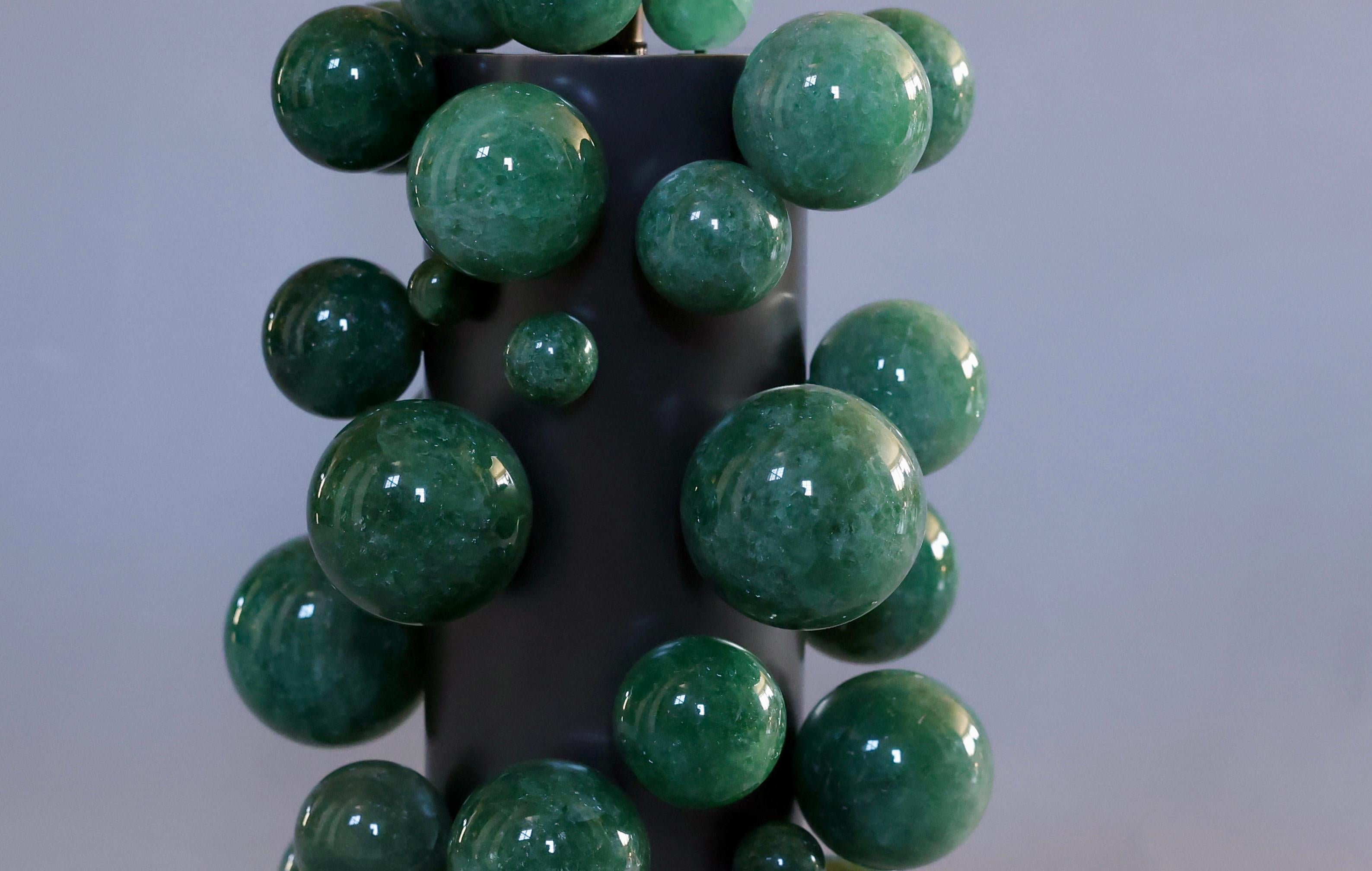 Coppia di lampade a bolla in cristallo di rocca verde con finiture in ottone invecchiato, create da Phoenix Gallery, NYC. 

Misure: Fino alla parte in cristallo di rocca 13 in / H. Altezza complessiva 25 pollici, il paralume non è incluso.