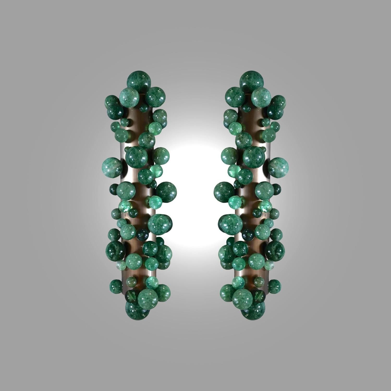 
Pareja de apliques de burbujas de cuarzo verde envejecido  acabados de latón. Creado por Phoenix gallery NYC. Cada candelabro instaló cuatro casquillos. Utiliza cuatro bombillas LED de 60 vatios de luz cálida. Total 240w máx. Bombillas incluidas.