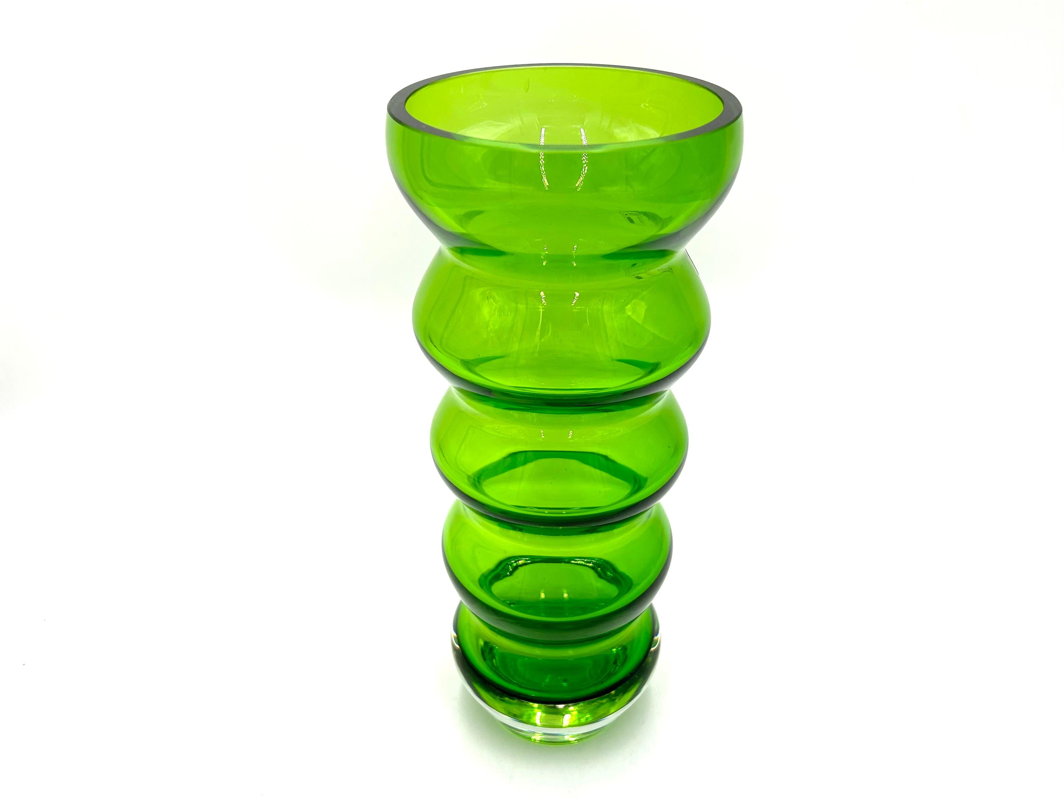 Green vase produced by Makora Krosno.

Very good condition without damage.

Contemporary production from 1990s

Measures: height: 28cm

diameter: 12cm.