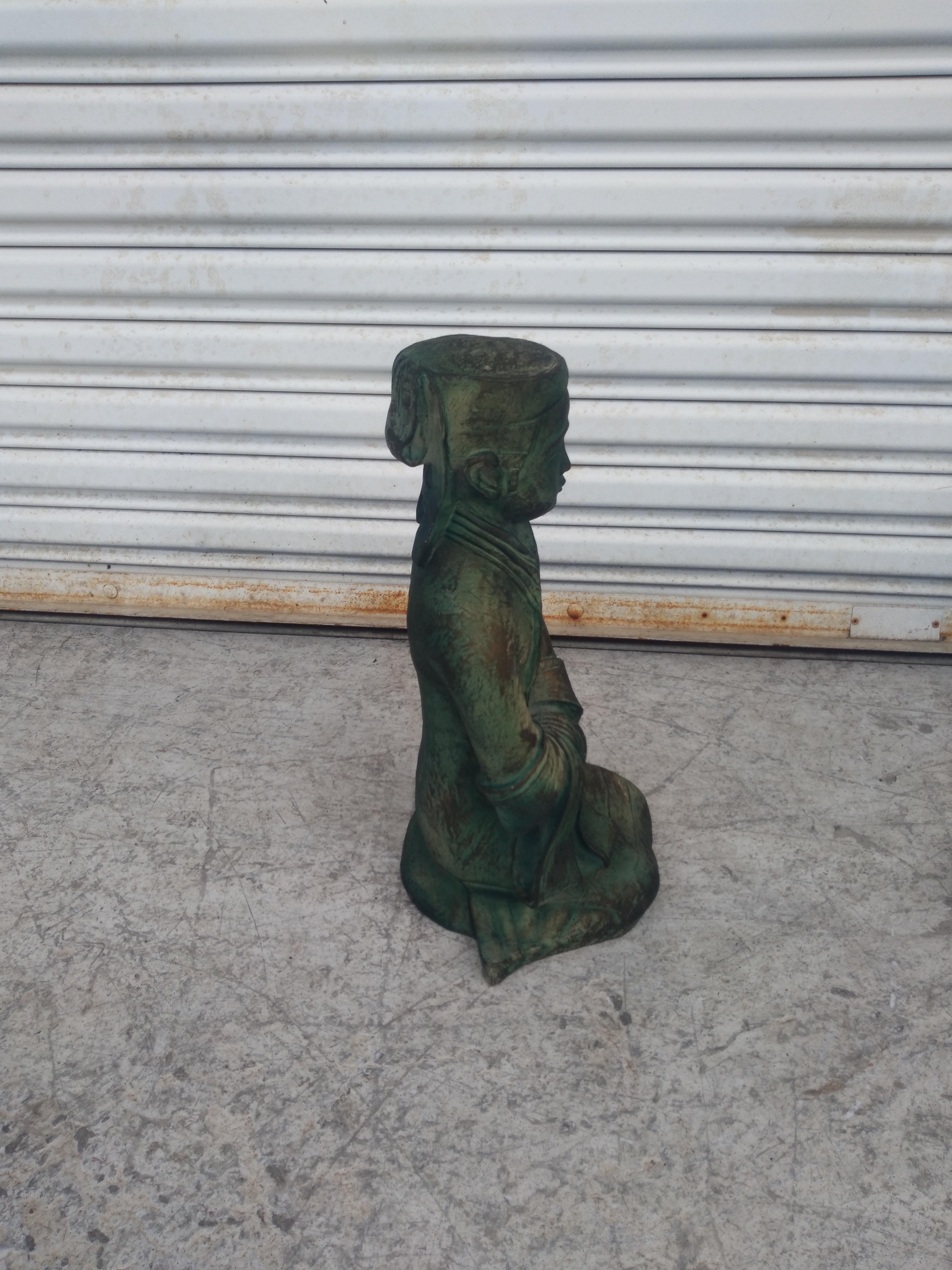 Sculpture de Bouddha assis tenant un vase vert par Austin Studios Bon état - En vente à Pasadena, TX