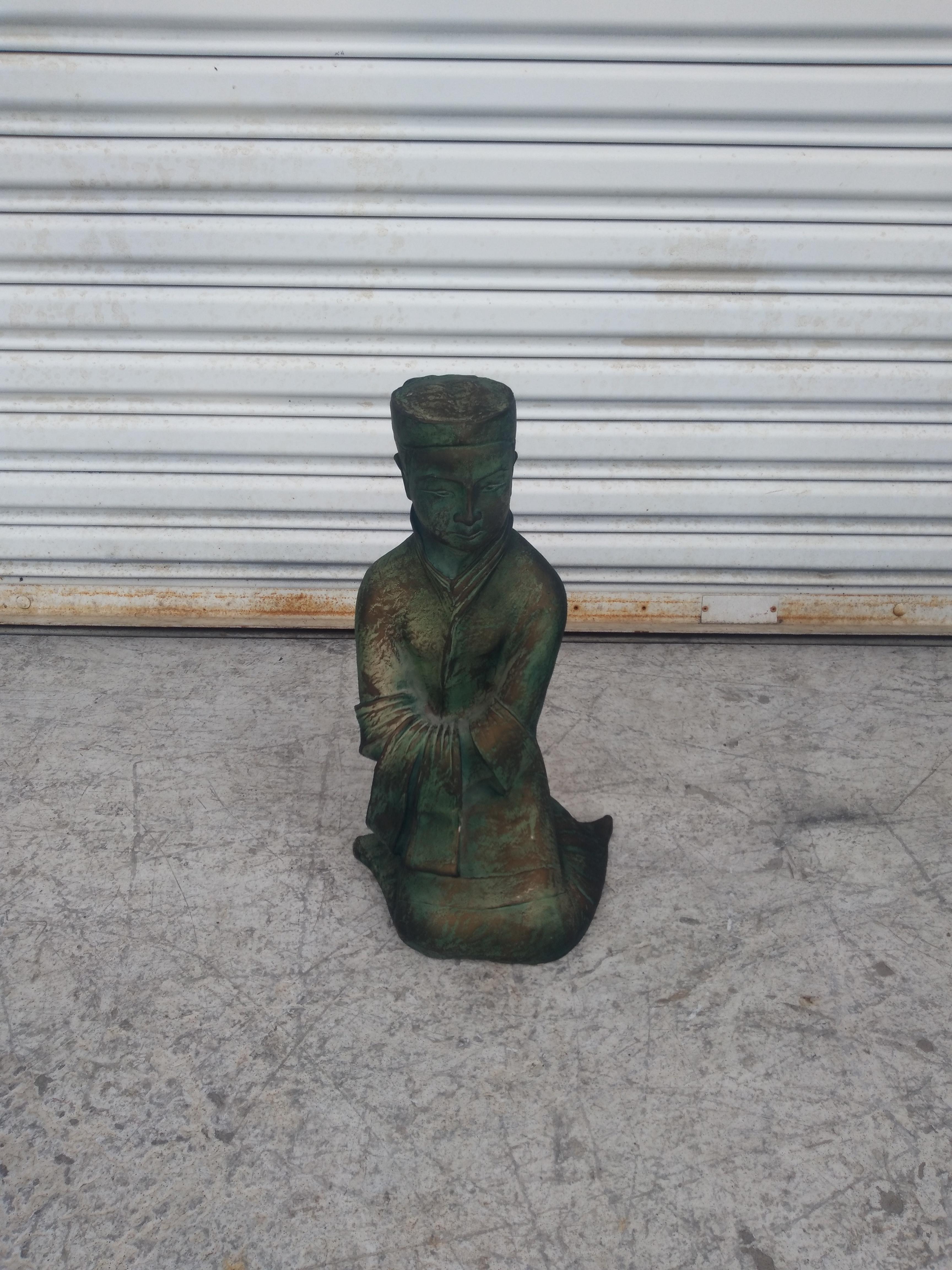 Pierre Sculpture de Bouddha assis tenant un vase vert par Austin Studios en vente