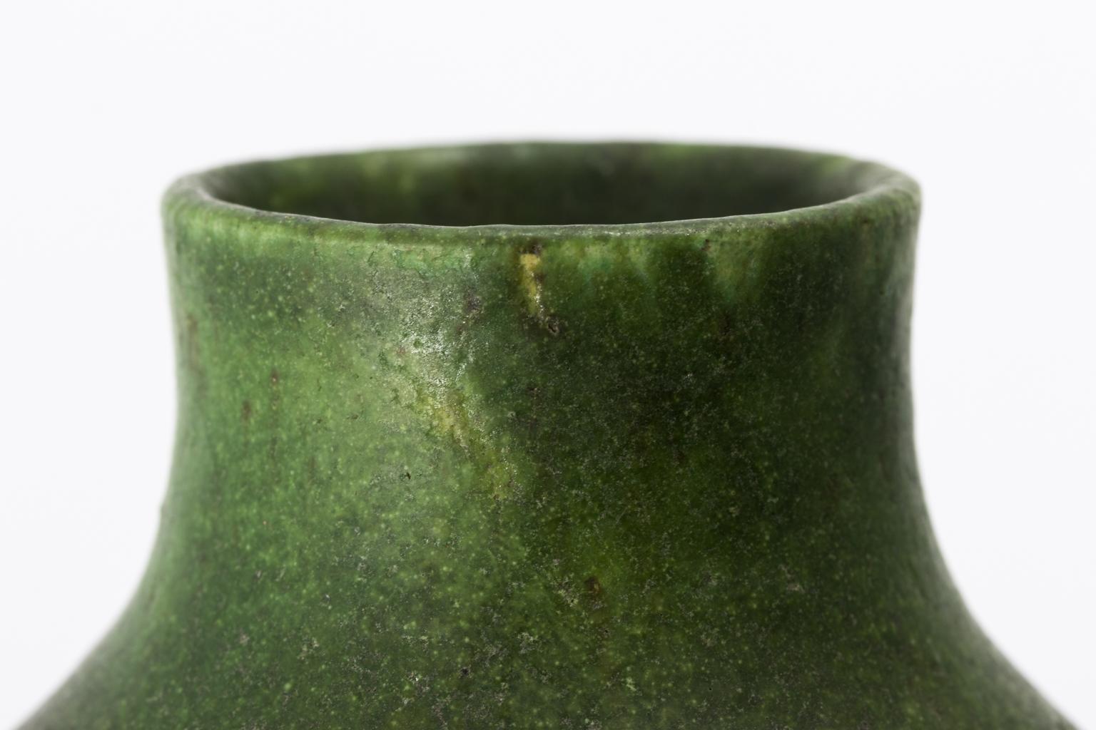 Vase de cabinet vert par Grueby Pottery Company Bon état à Stamford, CT