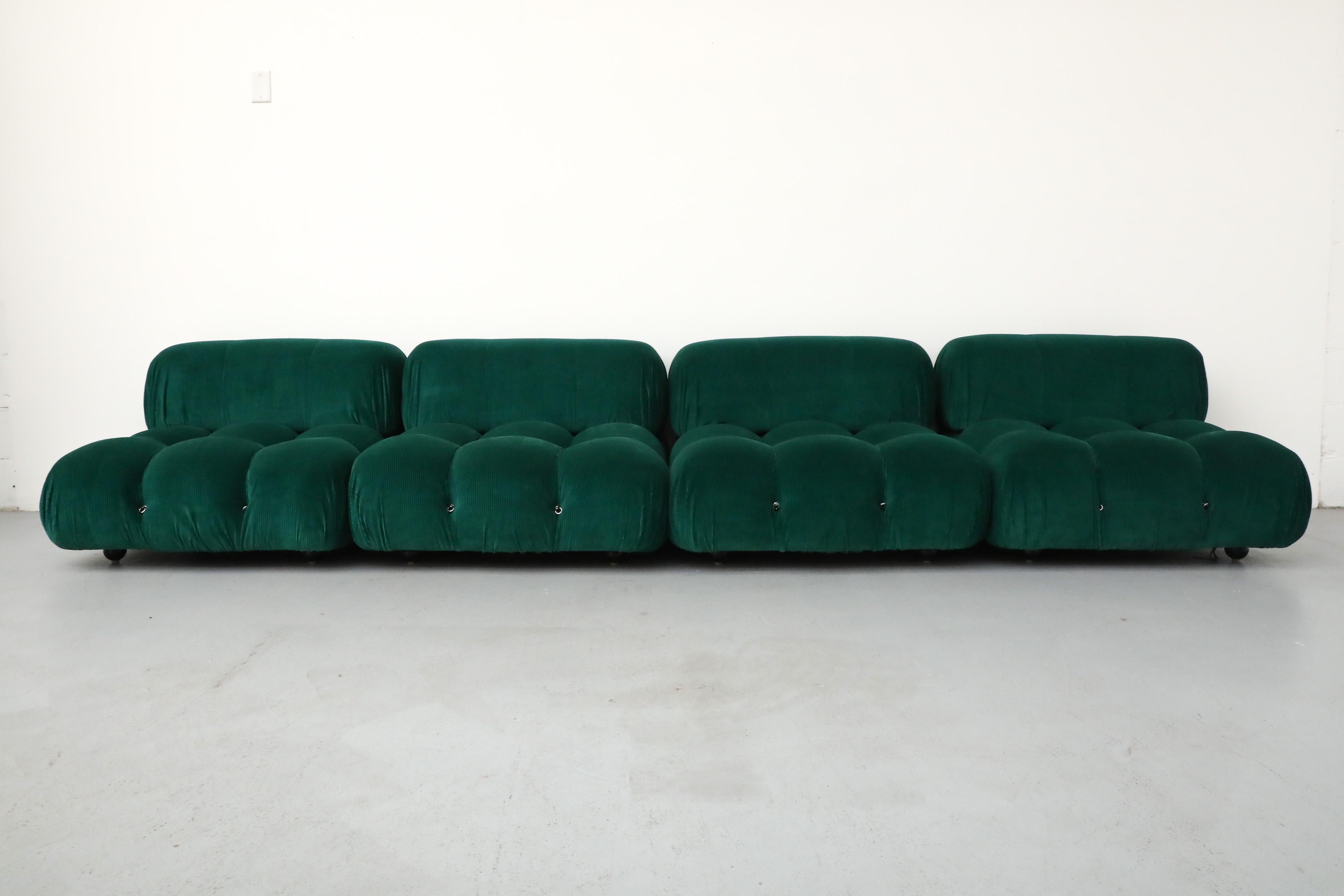 Stupendo divano a quattro pezzi 'Camaleonda' in tessuto a coste verde smeraldo. Progettato originariamente nel 1970 e commercializzato nel 1972, Bellini ha unito due termini che descrivono accuratamente la forma e lo scopo del divano per creare il