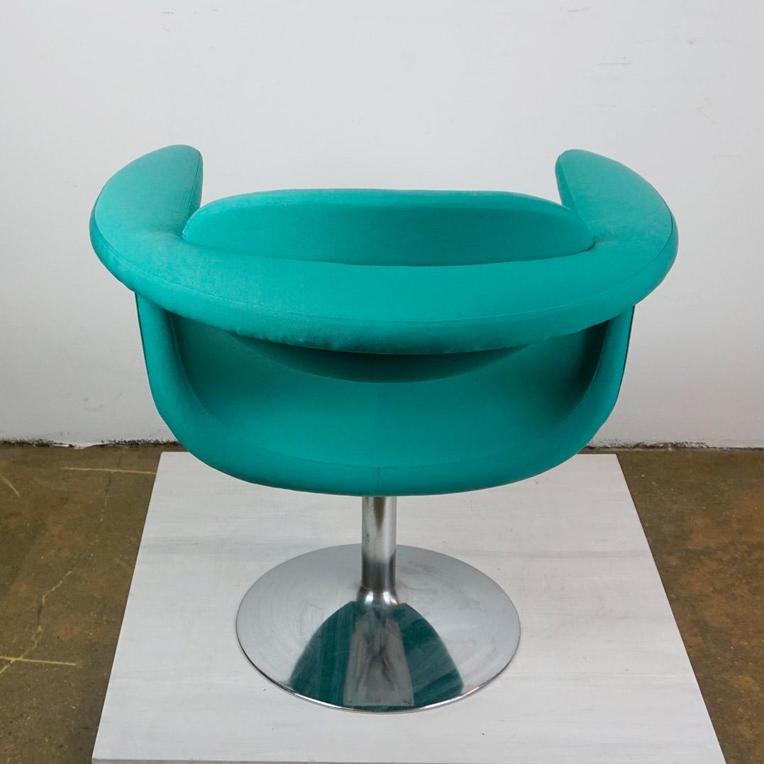 Dieser drehbare türkisgrüne Kapitänsstuhl wurde in den 1960er Jahren von Eero Aarnio für Asko Finnland entworfen und ist eine echte Pop-Design-Ikone der 1960er Jahre. Er verfügt über einen verchromten Drehsockel und eine später erneuerte Polsterung.