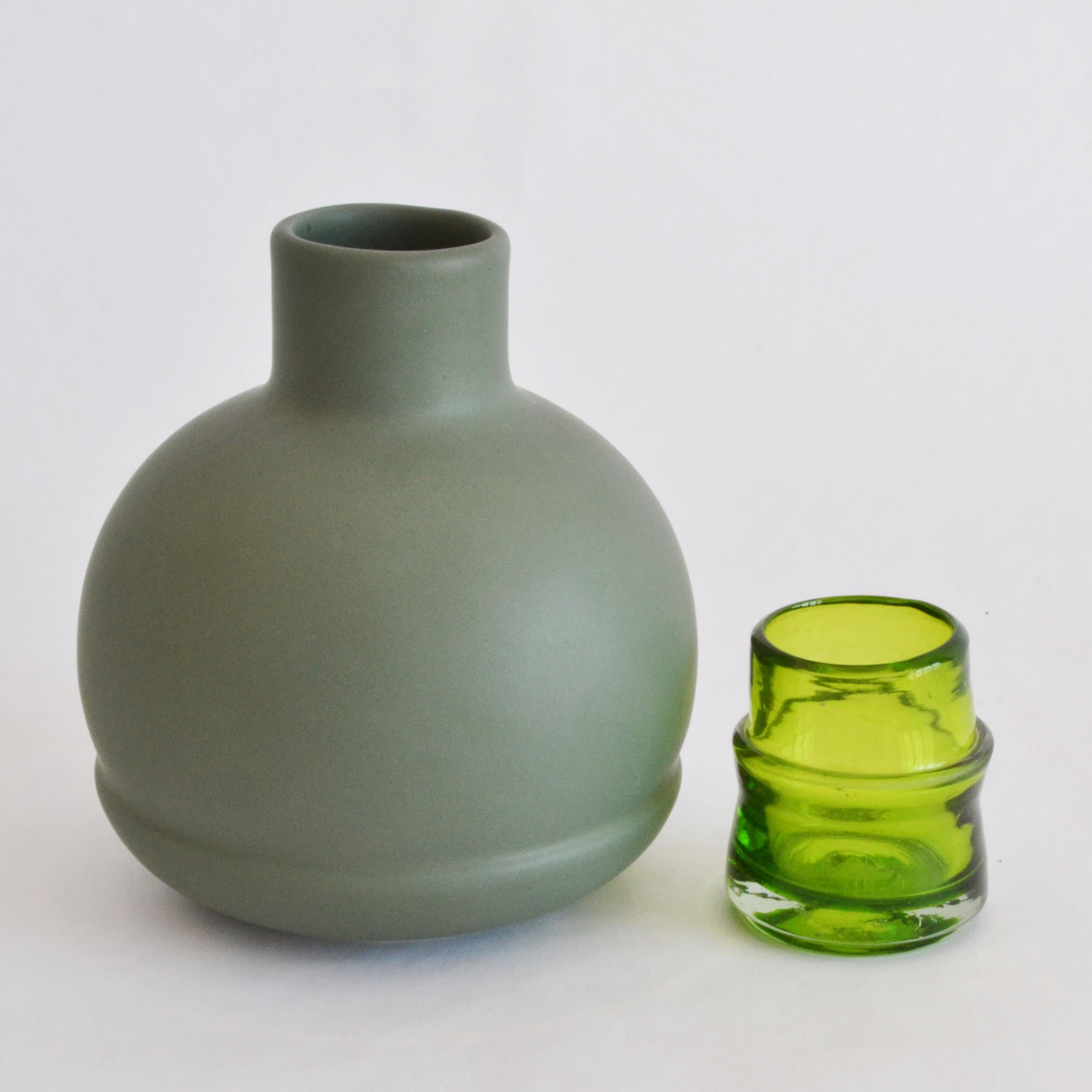 Grünes Karaffen und Gläser. Inspiriert von traditionellen Keramikkaraffen.   (Glasiert) im Angebot