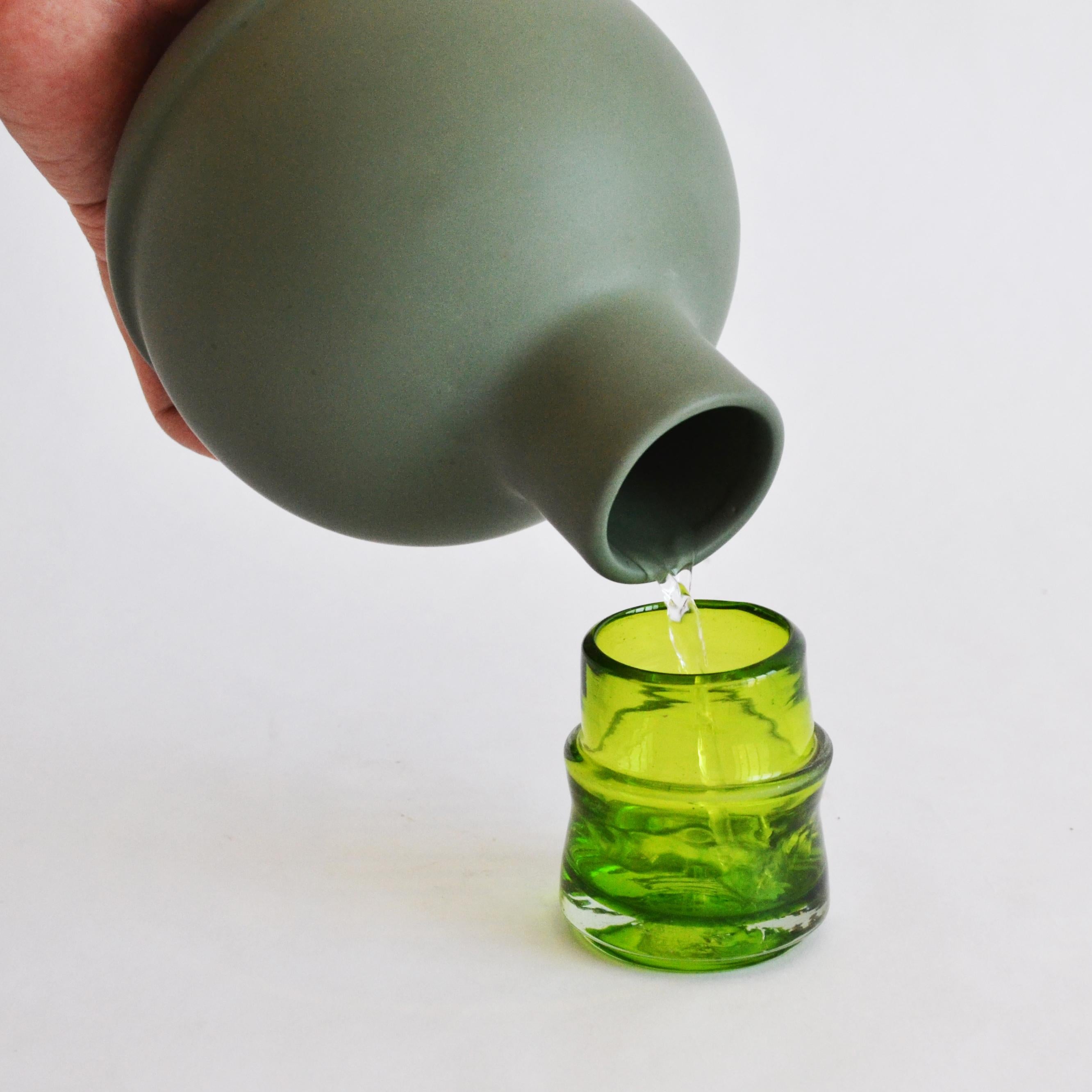 Grünes Karaffen und Gläser. Inspiriert von traditionellen Keramikkaraffen.   im Zustand „Neu“ im Angebot in London, GB