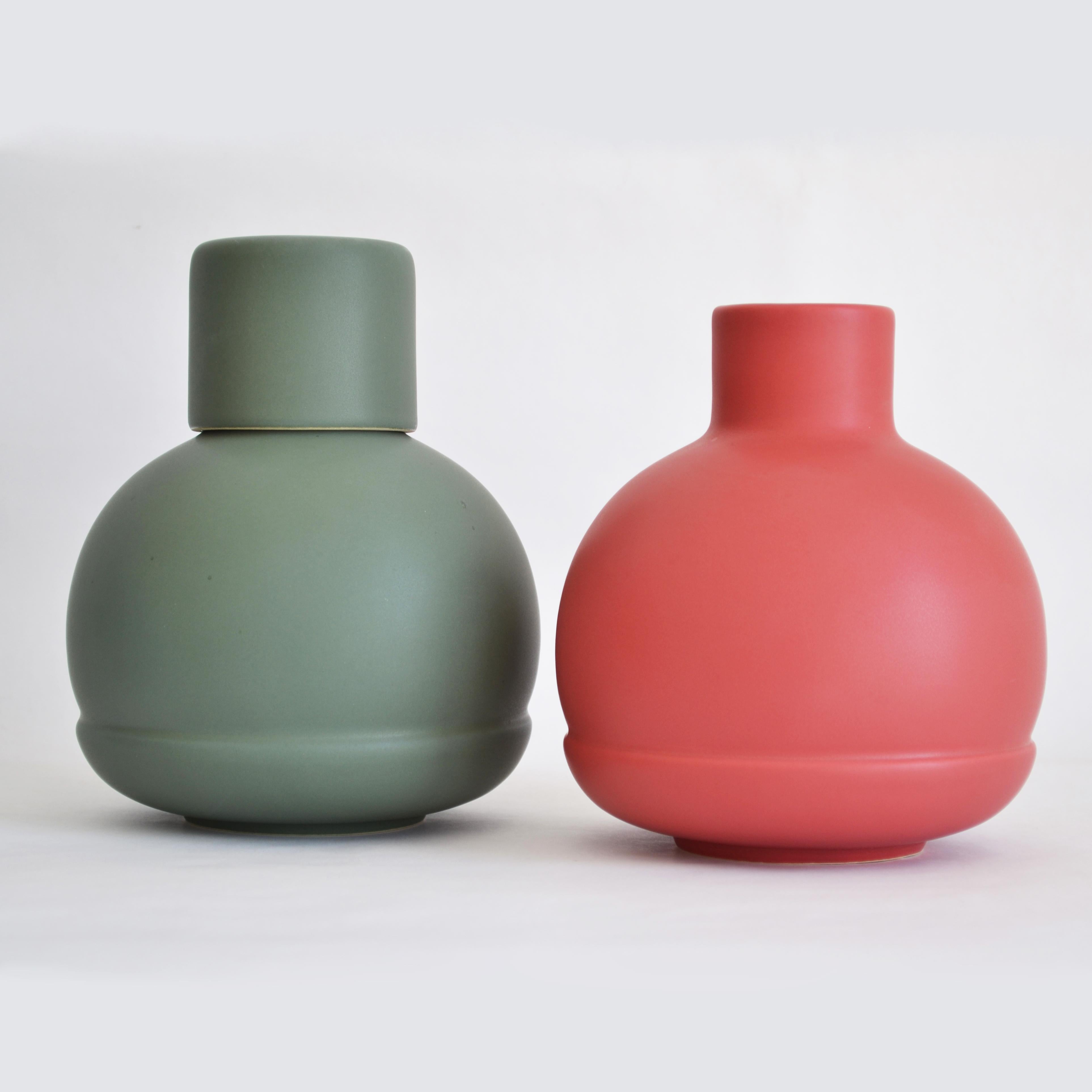 Grünes Karaffen und Gläser. Inspiriert von traditionellen Keramikkaraffen.   im Angebot 1