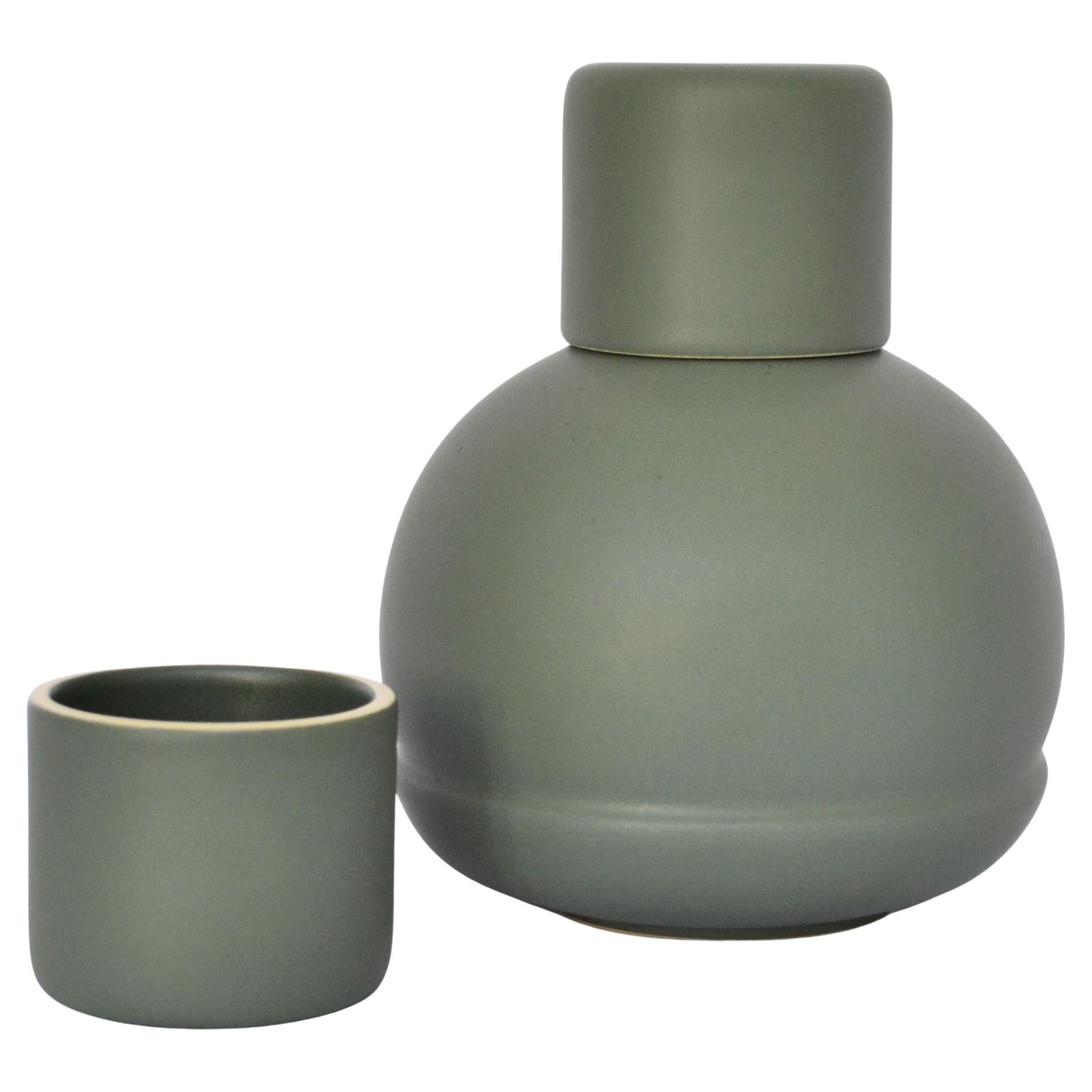 Grünes Karaffen und Gläser. Inspiriert von traditionellen Keramikkaraffen.  