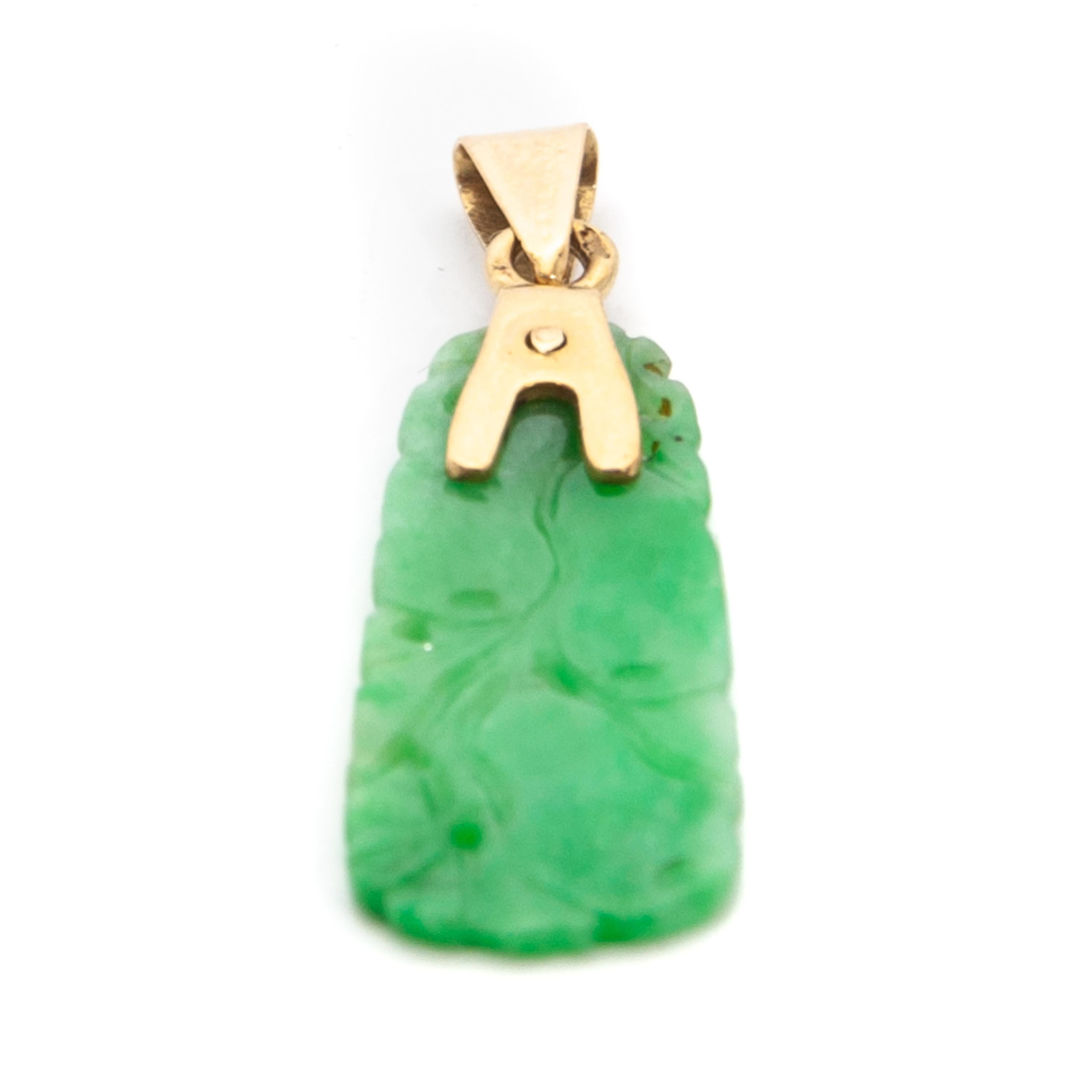 Pendentif vintage en or 14K en jade sculpté de fruits Bon état - En vente à Rotterdam, NL