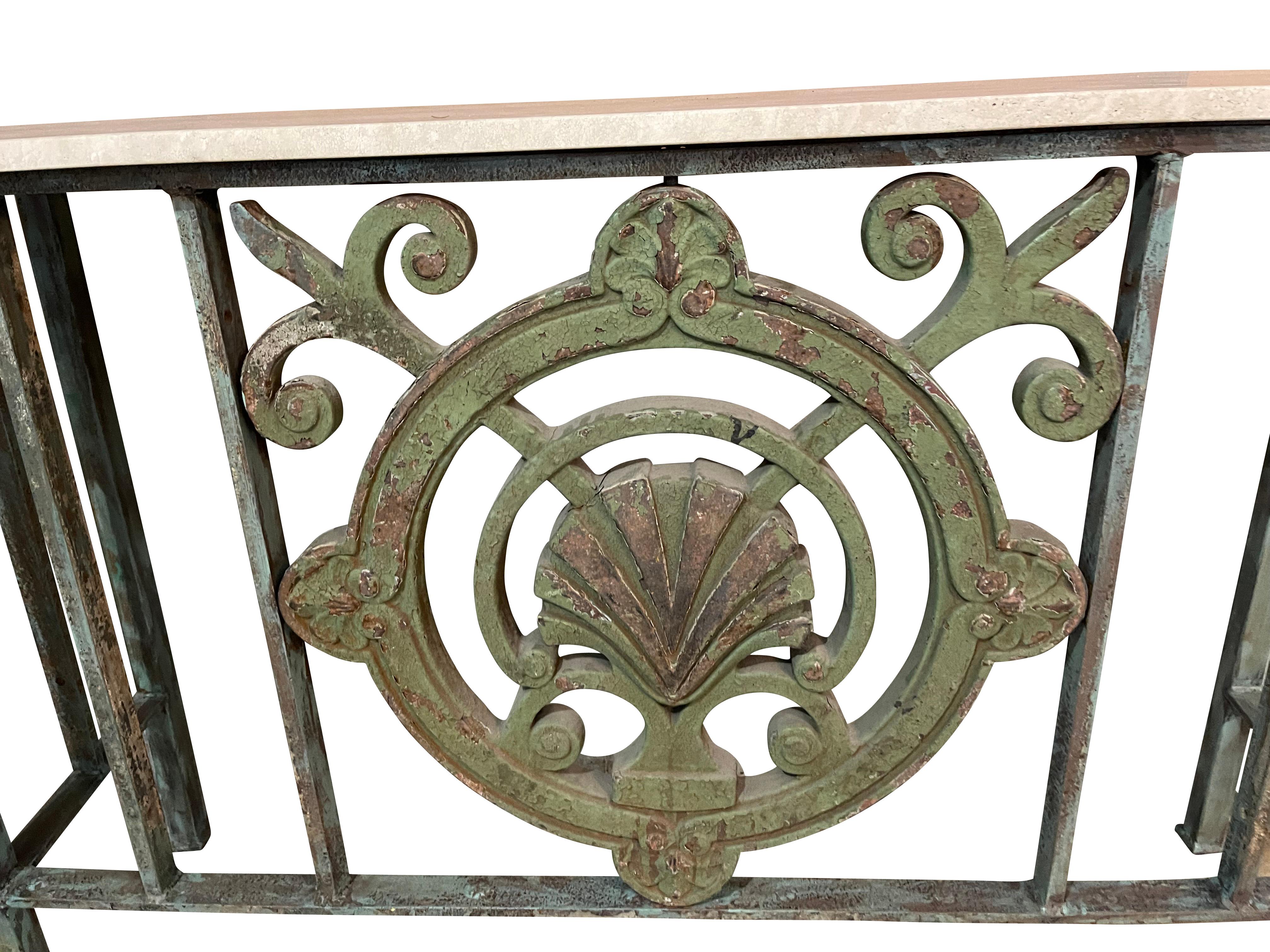 Fer Console en fonte Greene & Greene  Table avec motif coquillage  et plateau en marbre travertin  en vente