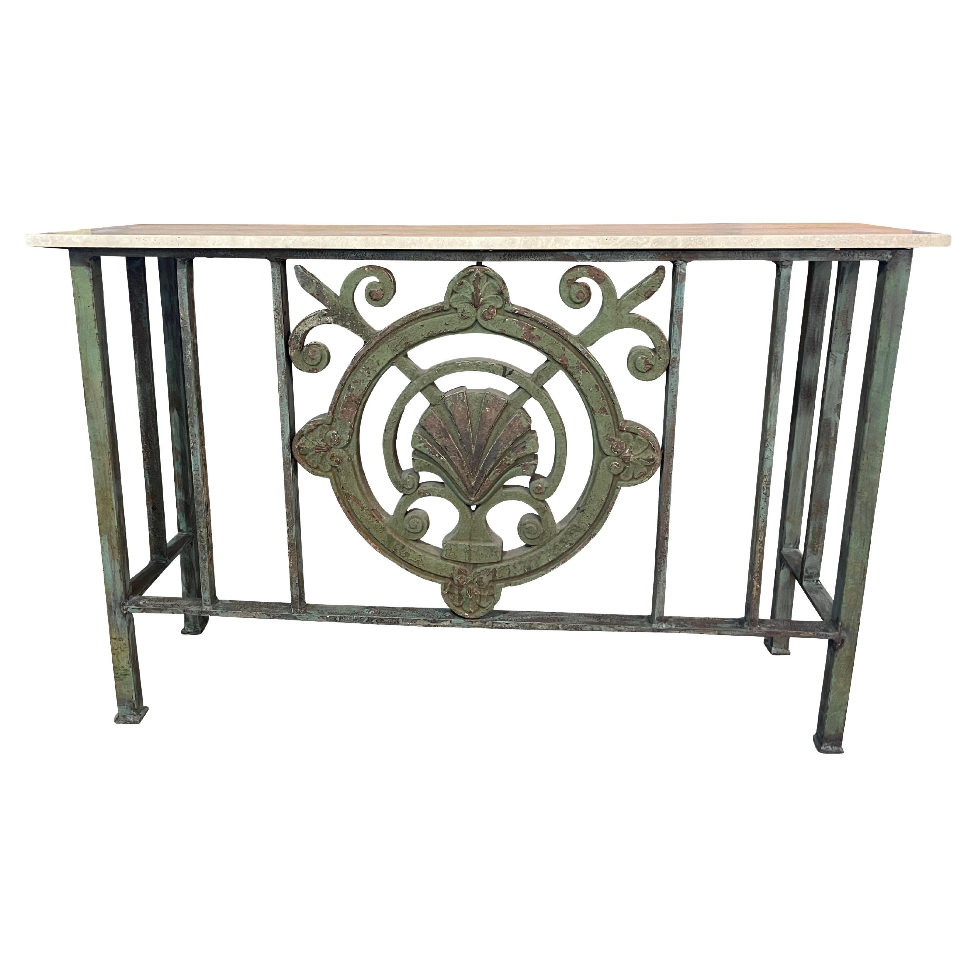 Console en fonte Greene & Greene  Table avec motif coquillage  et plateau en marbre travertin  en vente