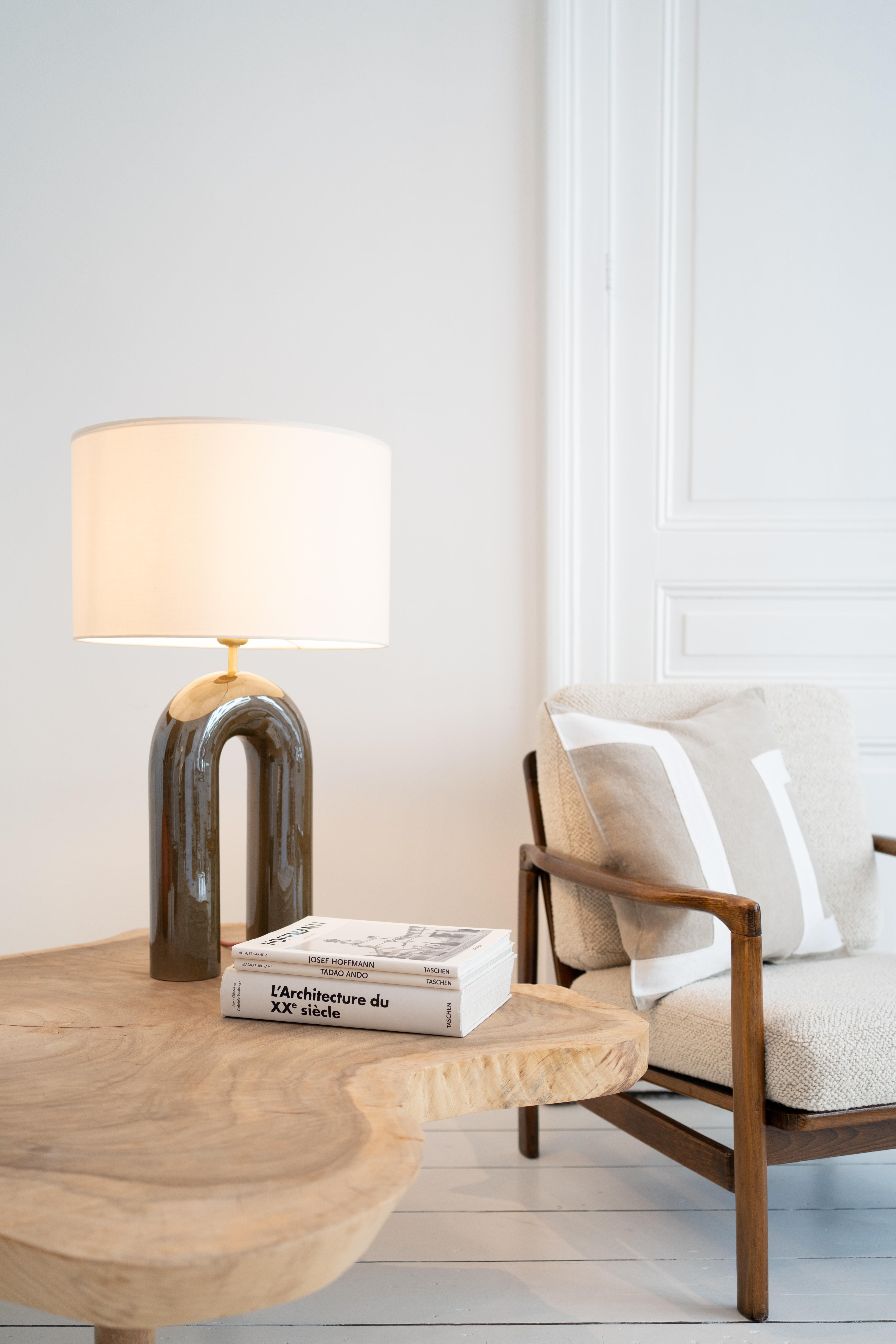 Lampe de bureau Arko en céramique verte avec abat-jour blanc par Simone & Marcel en vente 1