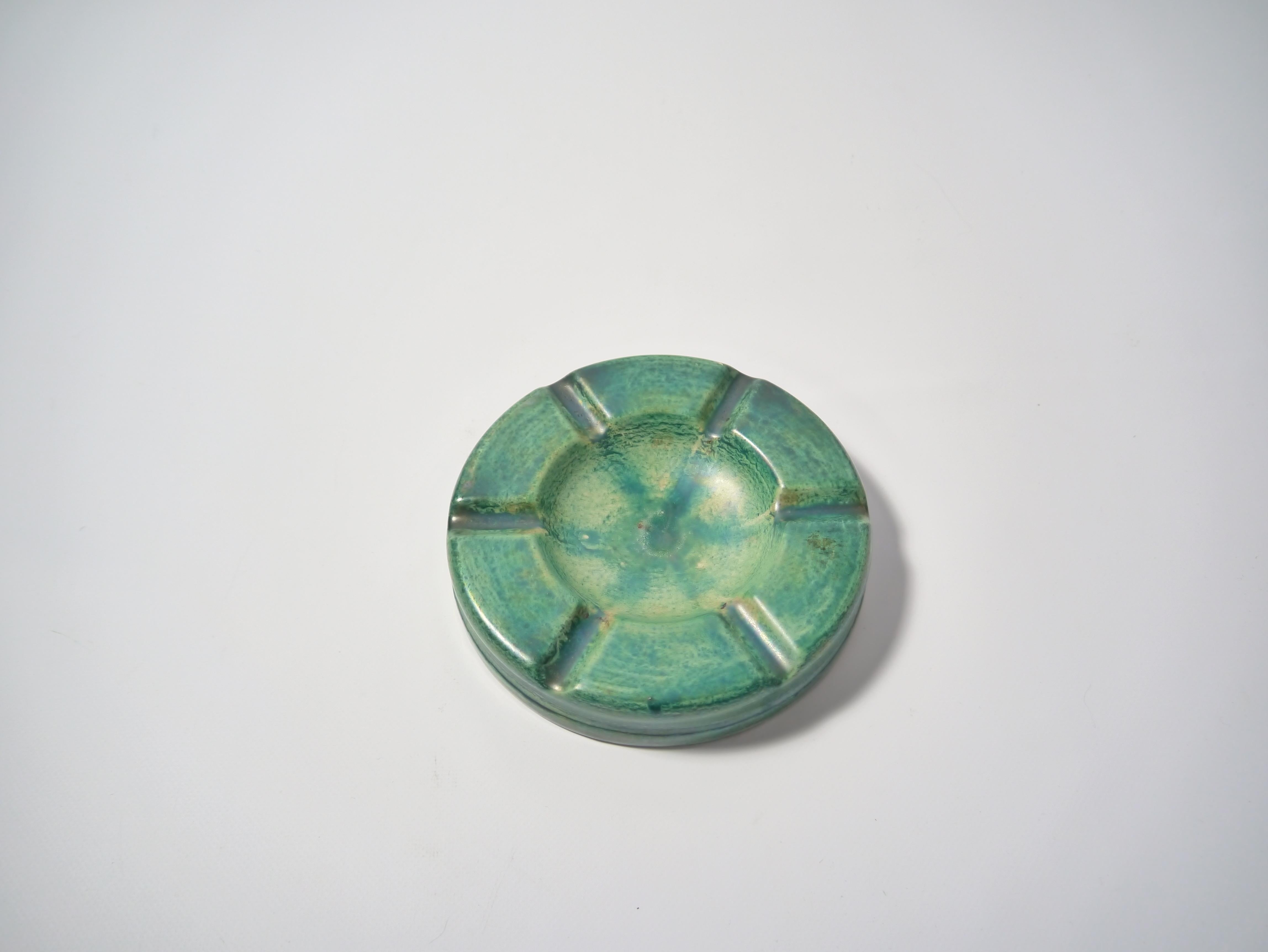 Cenicero redondo y simétrico de cerámica vidriada verde, diseñado por Josef Ekberg para Gustavsberg, fabricado en 1930.  