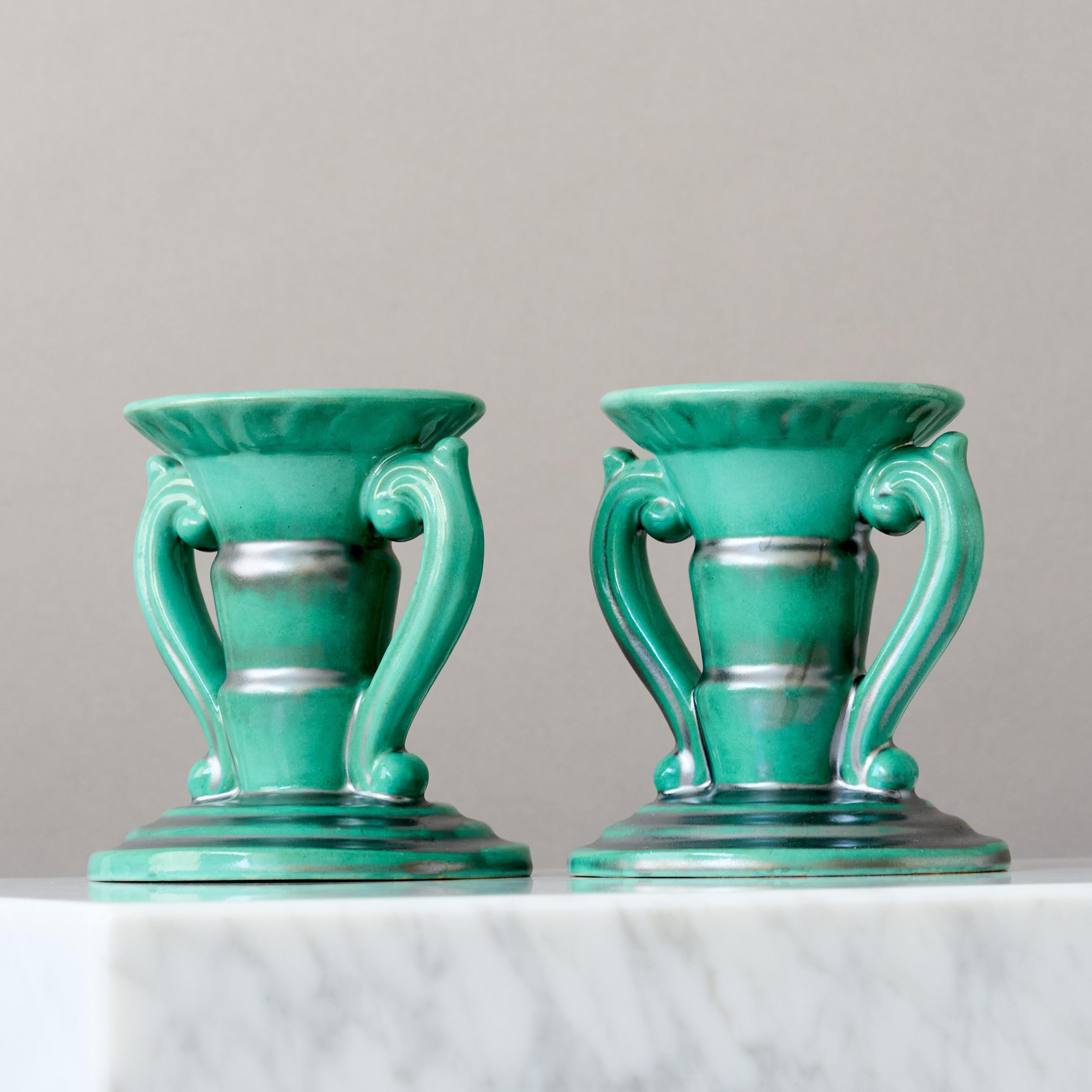 Una coppia di bellissimi candelabri Art Deco con smalti sorprendenti.
Realizzato da Anna-Lisa Thomson per T&T Eriks Lervarufabriker in Svezia, anni '30.

Ottime condizioni - nessuna scheggiatura, crepa o screpolatura.
Impresso con 'ALT' e marchio