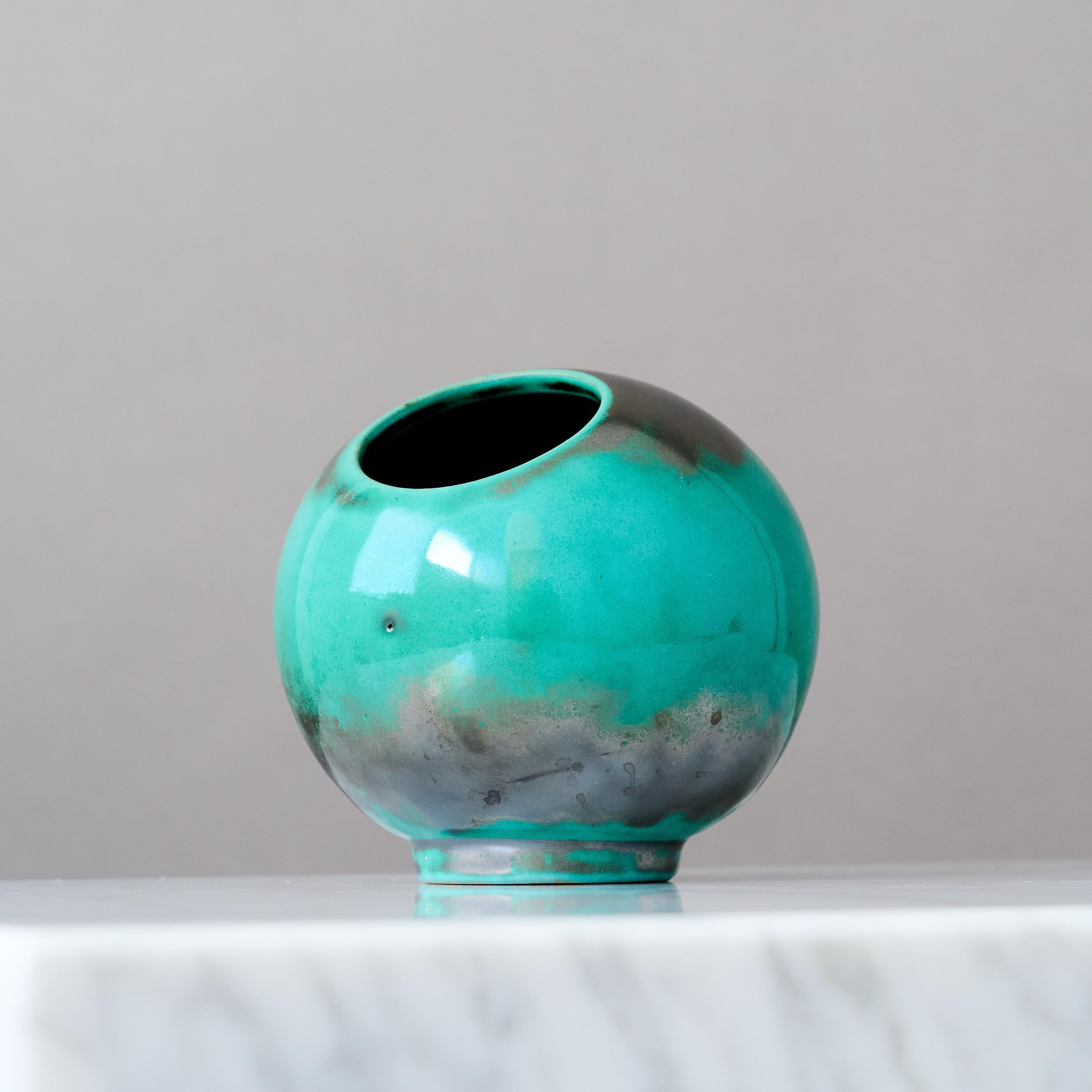 A small and beautiful Art Deco globe vase with amazing glaze.
Made by Anna-Lisa Thomson for S:t Eriks Lervarufabriker in Sweden, 1930s.

Great condition - no chips, cracks or crazing.
Impressed with makers mark.

Anna-Lisa Thomson (1905–1952) was