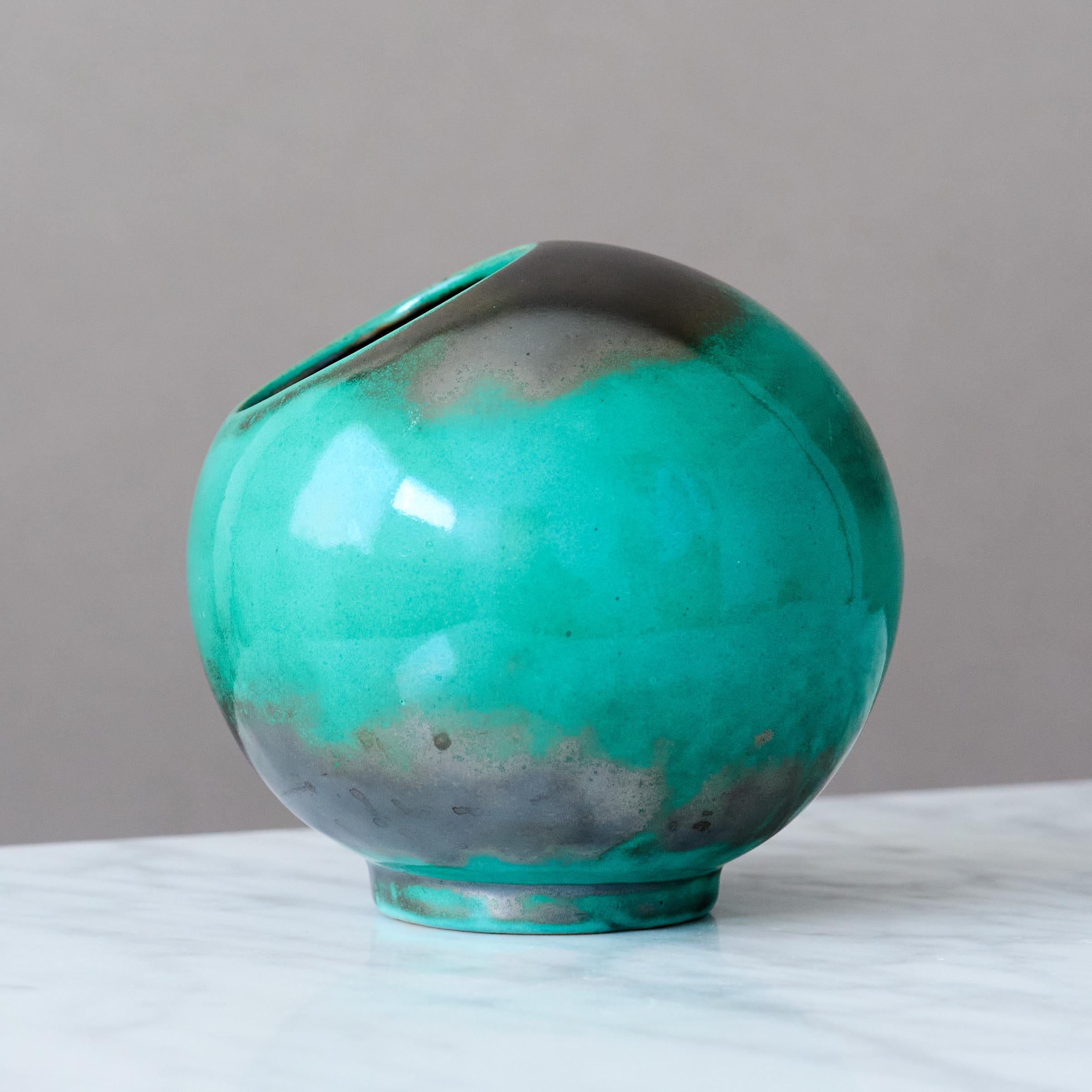 Green Ceramic Art Deco Globe Vase by Anna-Lisa Thomson, St Eriks, Sweden, 1930s. In Good Condition For Sale In Malmö, SE