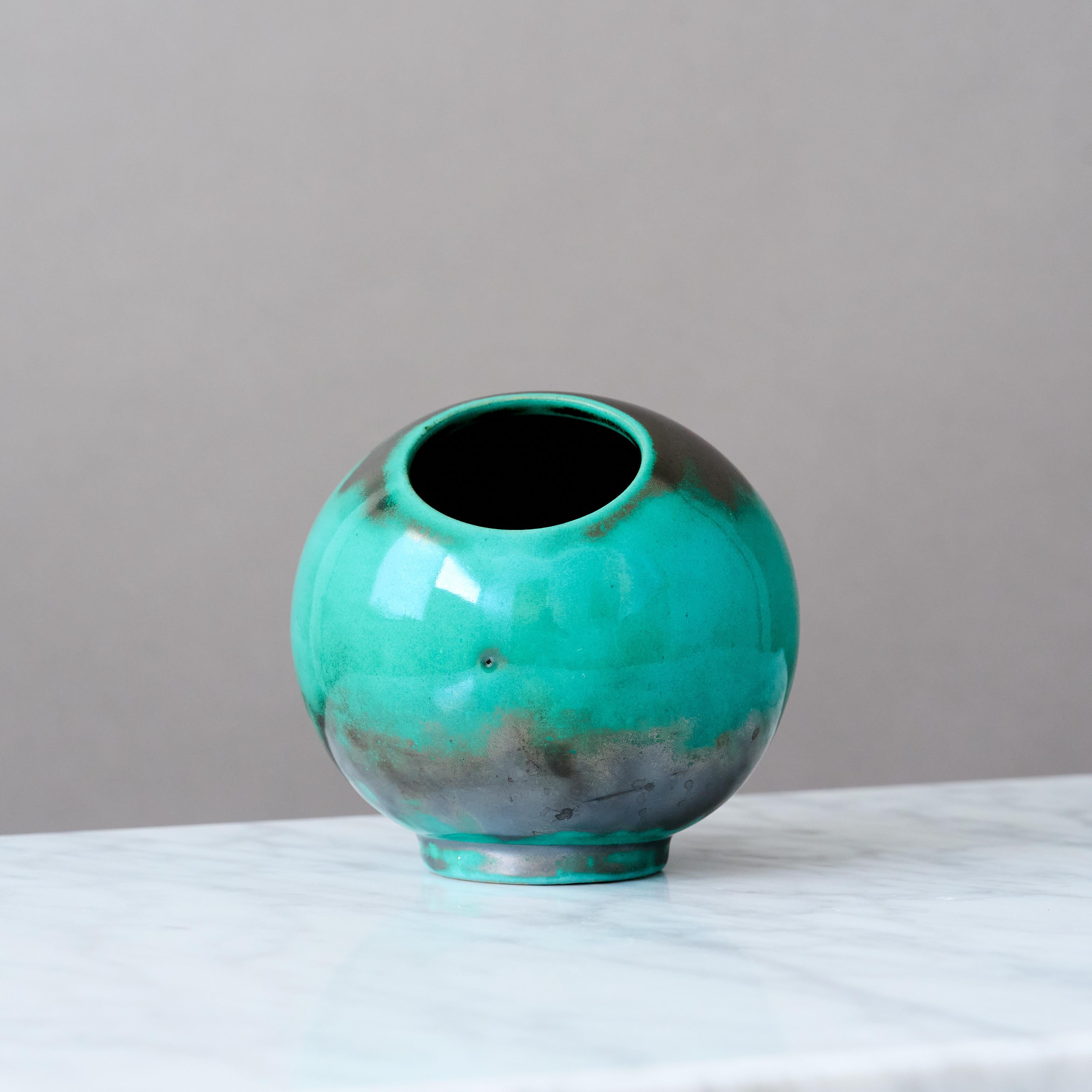 Green Ceramic Art Deco Globe Vase by Anna-Lisa Thomson, St Eriks, Sweden, 1930s. For Sale 2