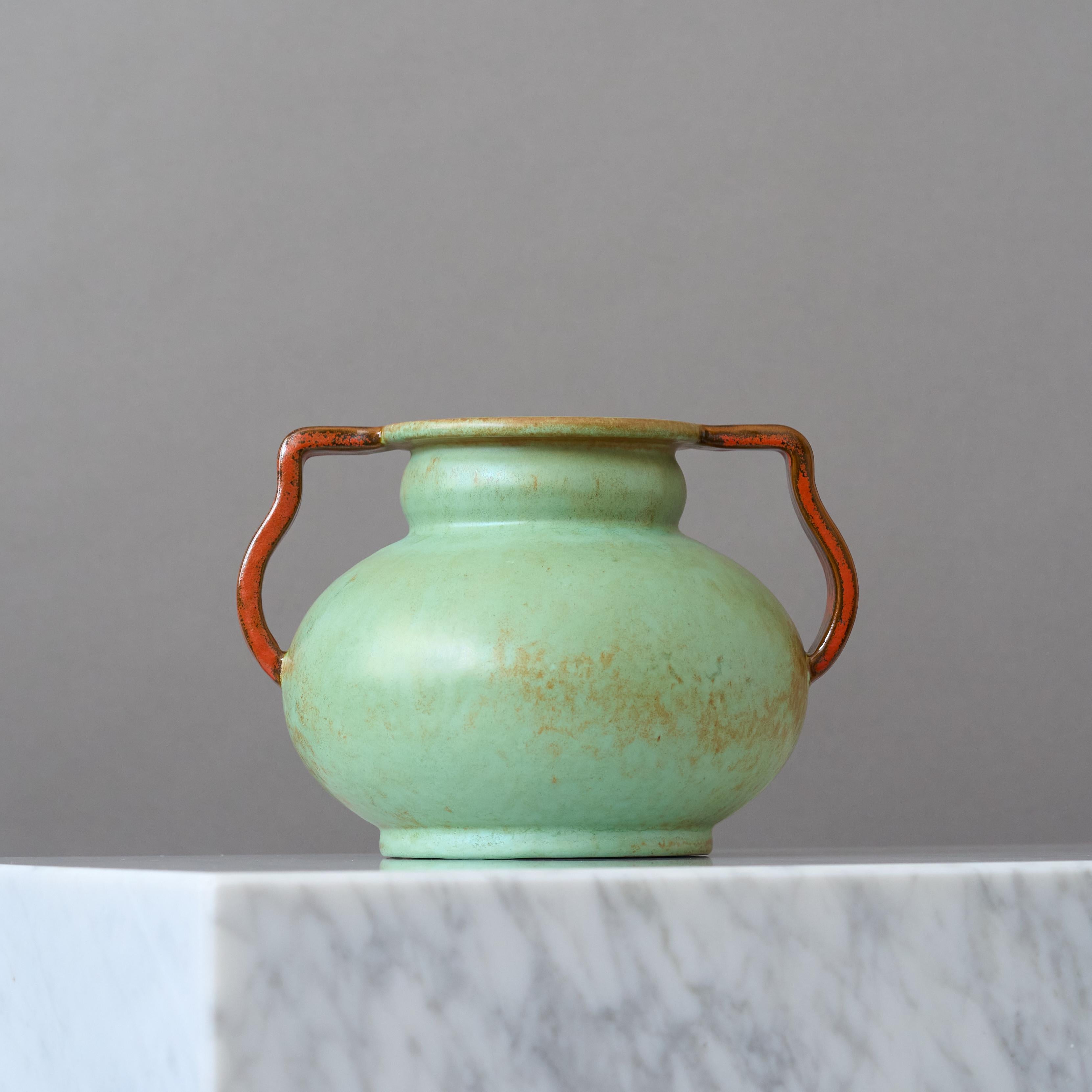 Un magnifique vase en faïence Art Déco avec une glaçure étonnante.
Fabriqué par Andersson & Johansson à Höganäs, Suède, années 1930.

Impressionnée par la marque du fabricant.
Très bon état, pas d'ébréchures, de fissures ou de