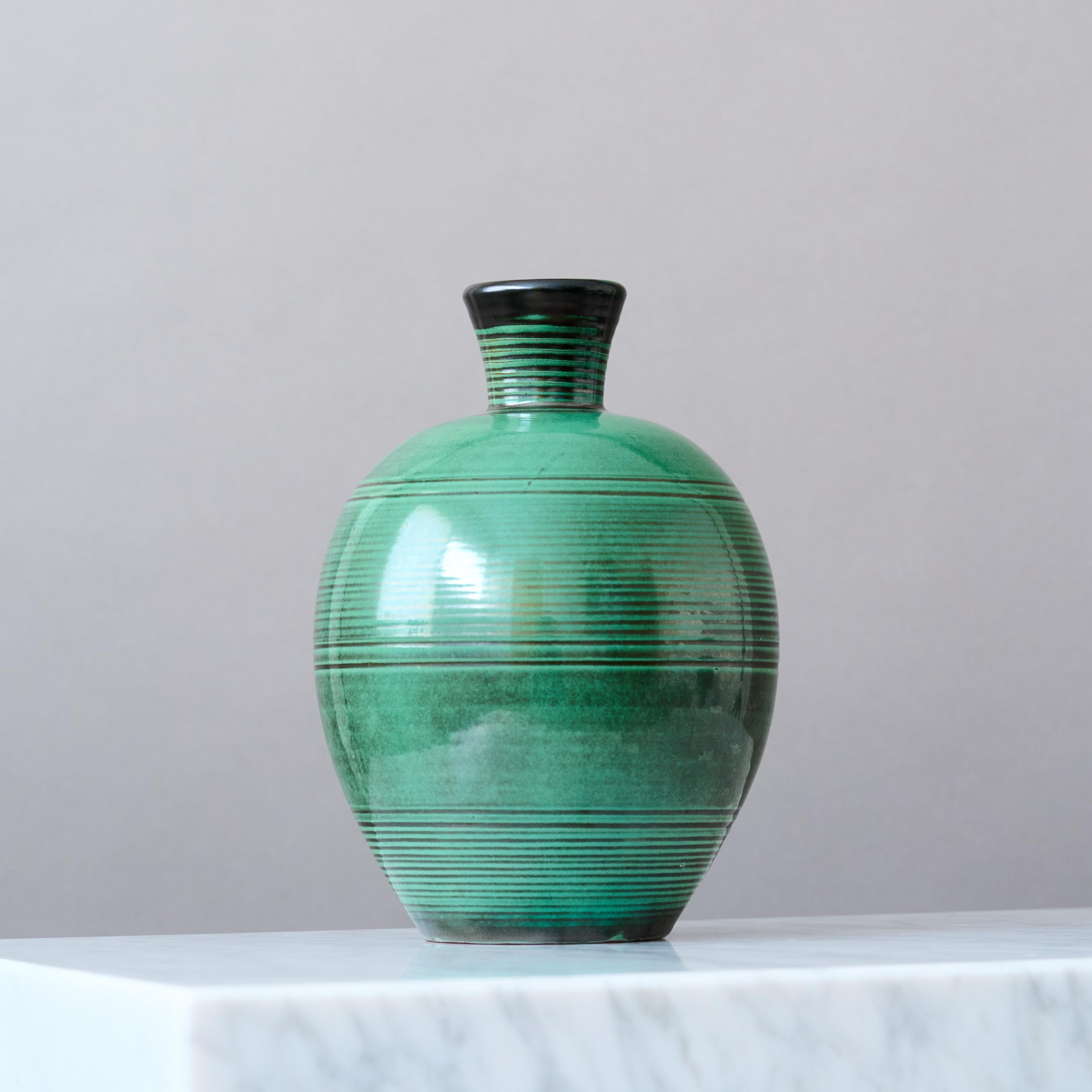 Un bellissimo vaso in terracotta Art Deco con uno smalto sorprendente.
Realizzata da Anna-Lisa Thomson per Upsala Ekeby in Svezia, negli anni '30.

Ottime condizioni - nessuna scheggiatura, crepa o screpolatura.
Impresso il marchio del