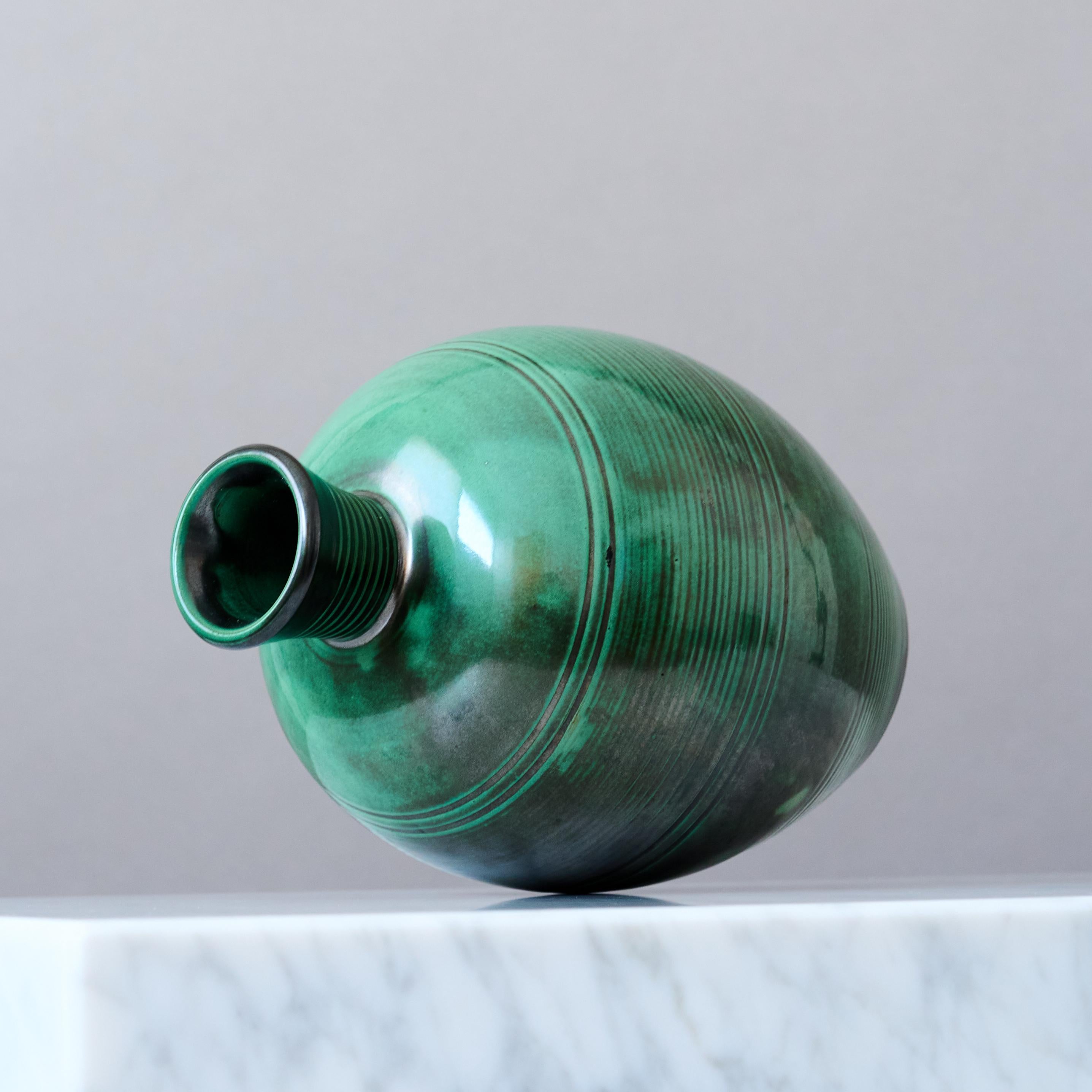 Art Déco Vaso Art Deco in ceramica verde di Anna-Lisa Thomson per Upsala Ekeby, Svezia 1930. in vendita