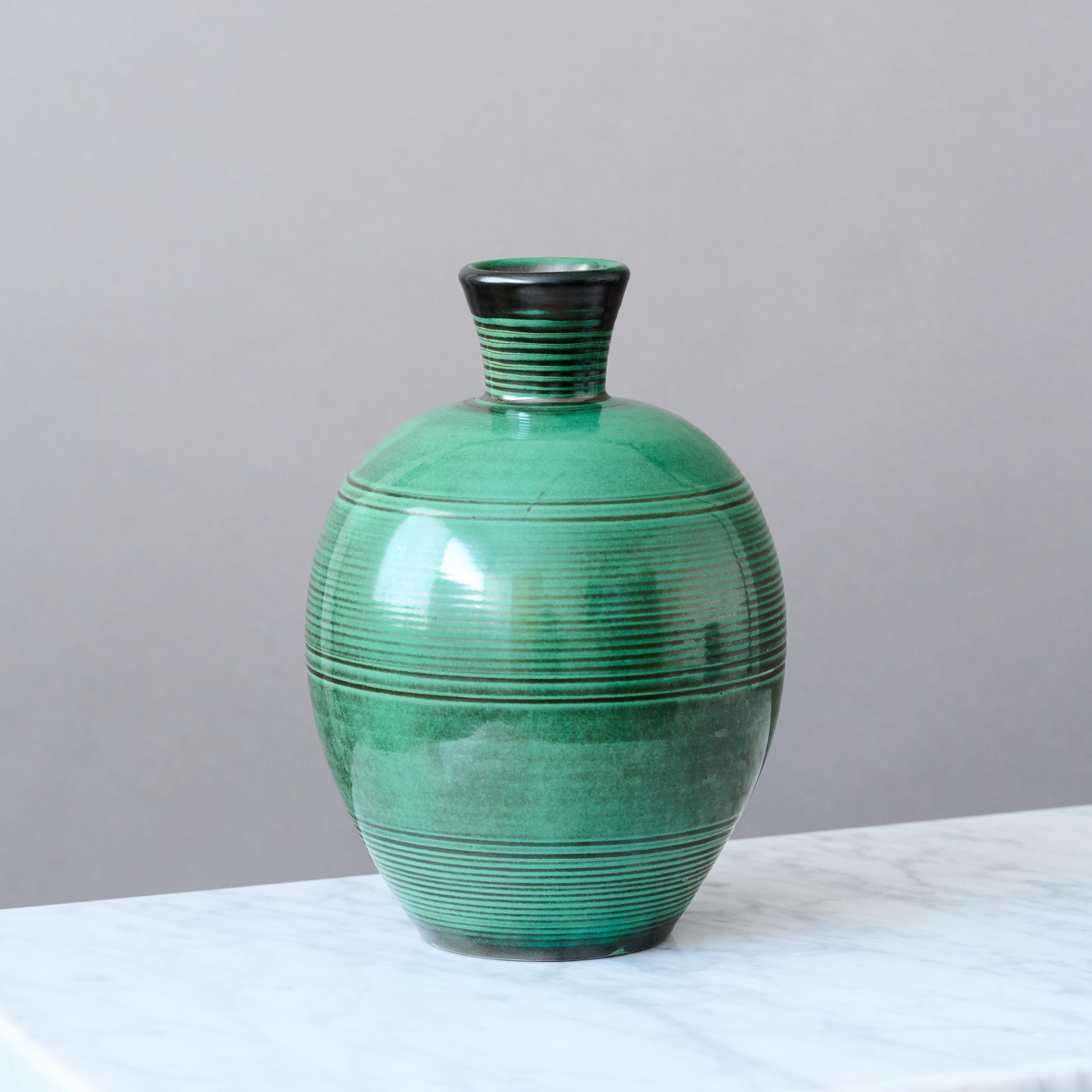 Svedese Vaso Art Deco in ceramica verde di Anna-Lisa Thomson per Upsala Ekeby, Svezia 1930. in vendita