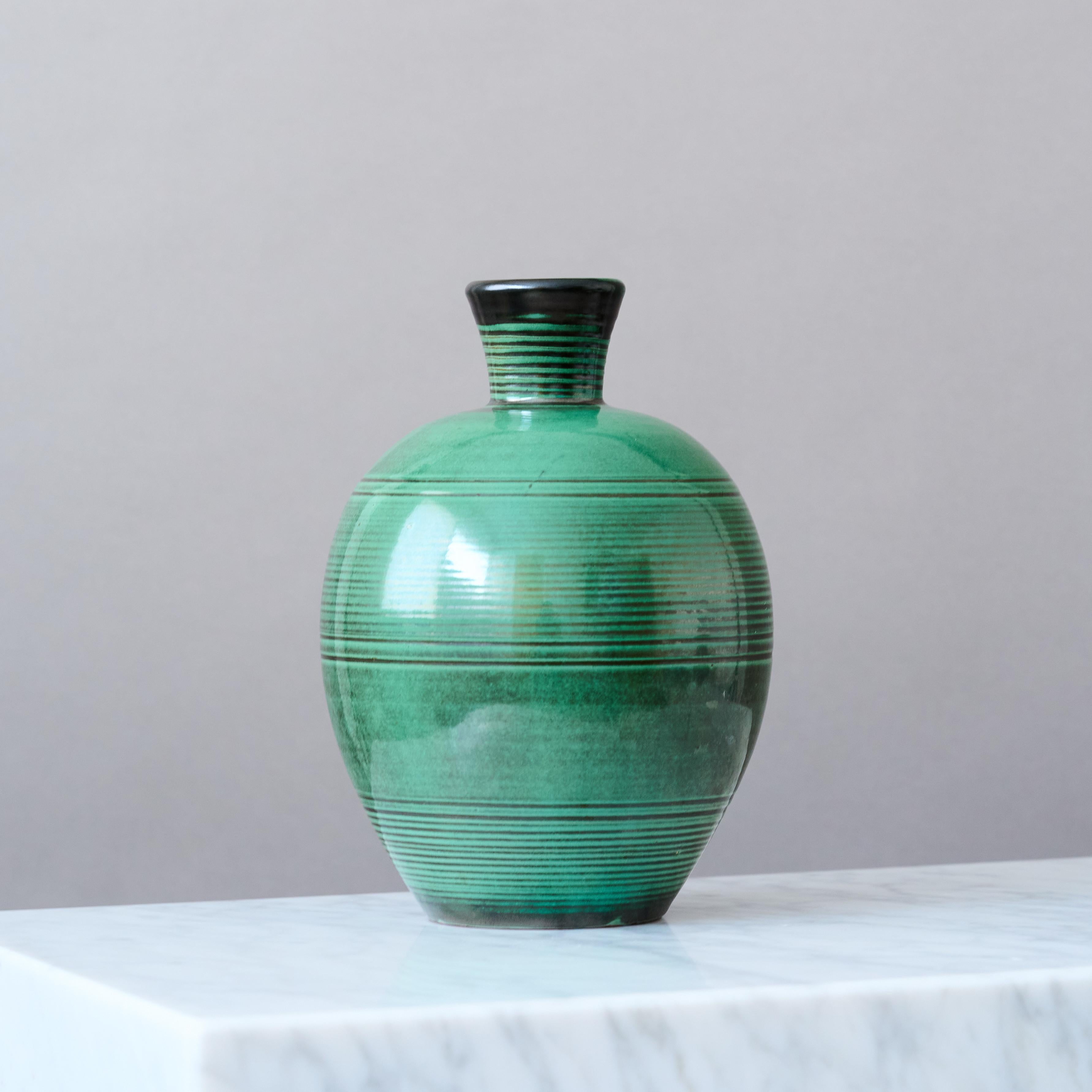 Smaltato Vaso Art Deco in ceramica verde di Anna-Lisa Thomson per Upsala Ekeby, Svezia 1930. in vendita