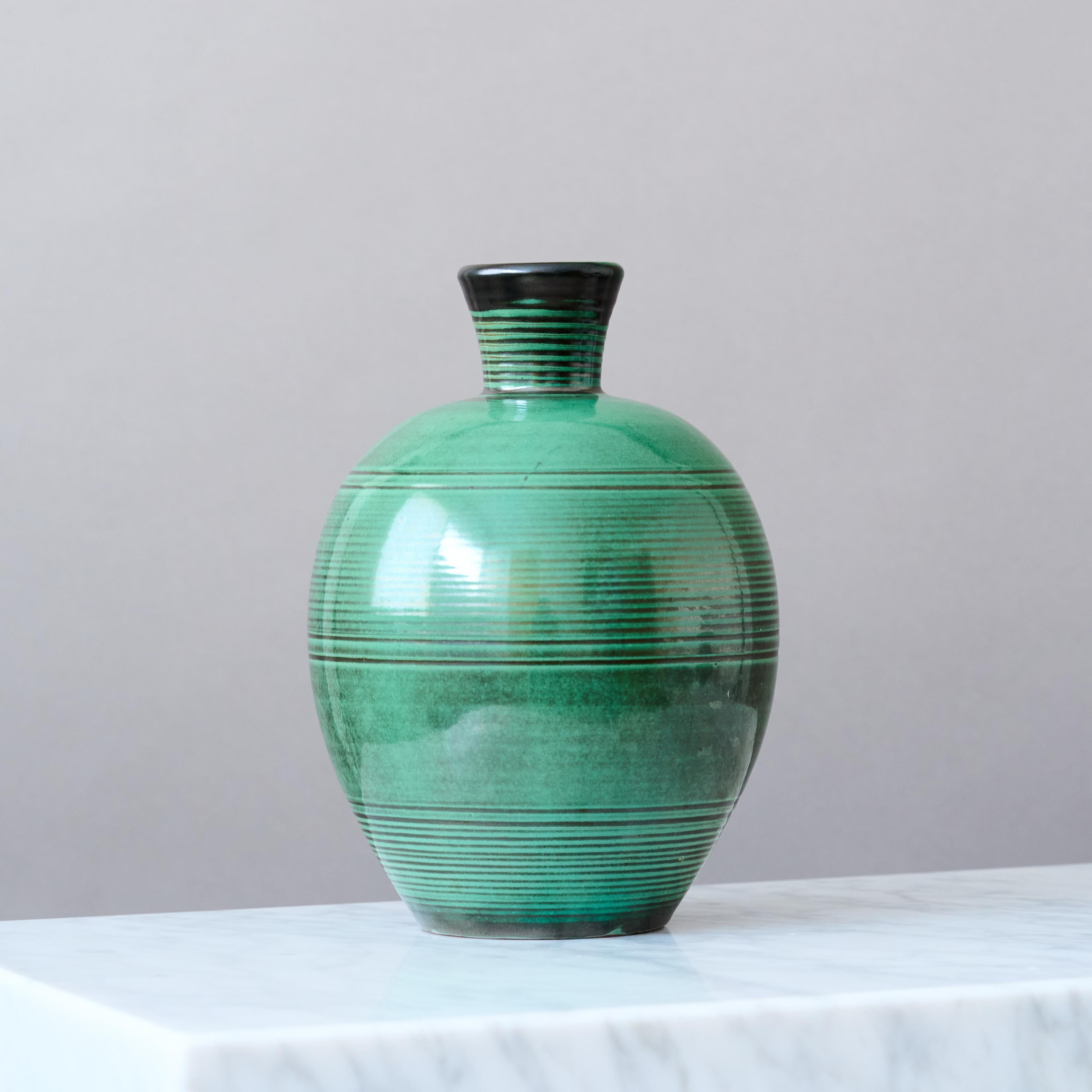 Vaso Art Deco in ceramica verde di Anna-Lisa Thomson per Upsala Ekeby, Svezia 1930. In condizioni buone in vendita a Malmö, SE
