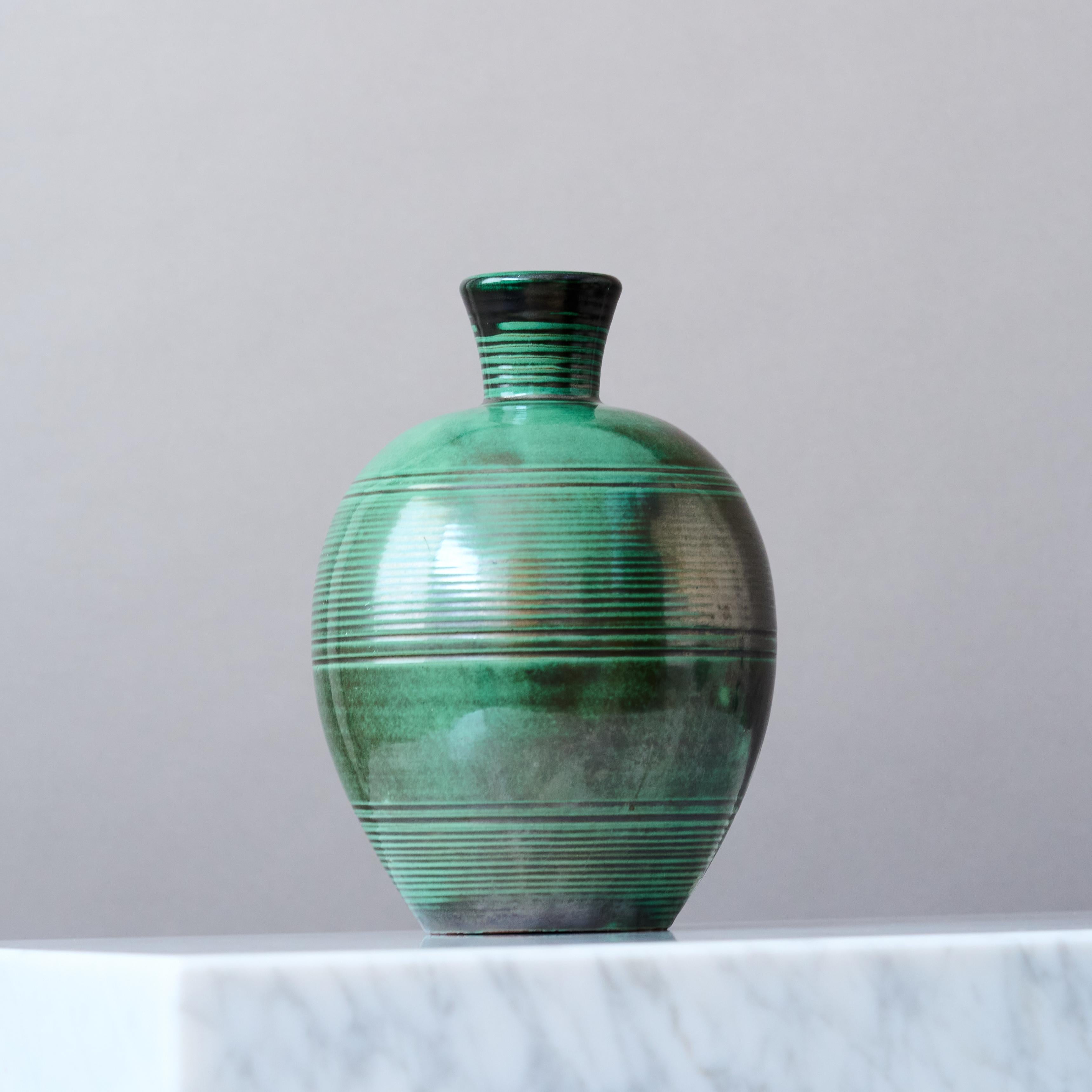 Metà XX secolo Vaso Art Deco in ceramica verde di Anna-Lisa Thomson per Upsala Ekeby, Svezia 1930. in vendita