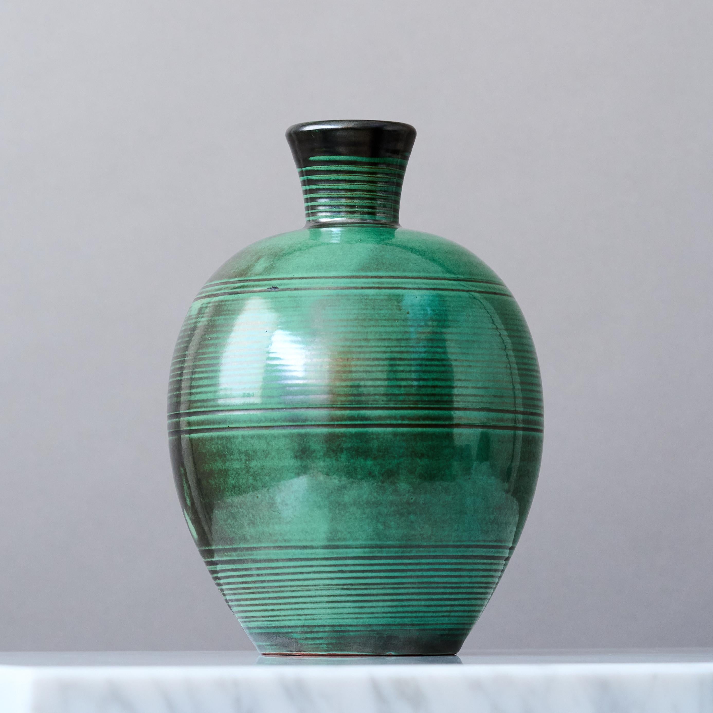 Ceramica Vaso Art Deco in ceramica verde di Anna-Lisa Thomson per Upsala Ekeby, Svezia 1930. in vendita