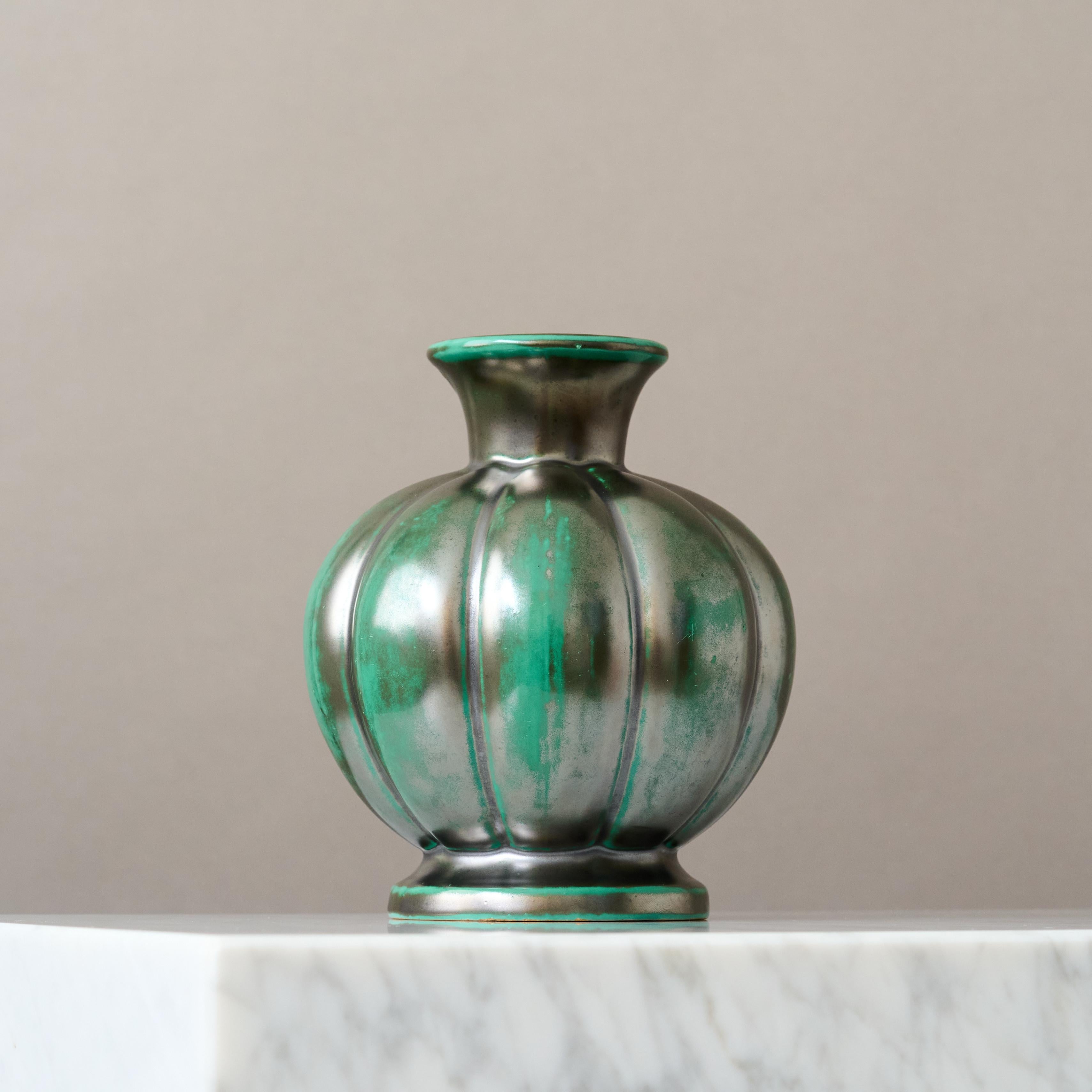 Un bellissimo vaso Art Deco con uno smalto sorprendente.
Realizzato da Anna-Lisa Thomson per T&T Eriks Lervarufabriker in Svezia, anni '30.

Ottime condizioni - nessuna scheggiatura, crepa o screpolatura.
Impresso il marchio del