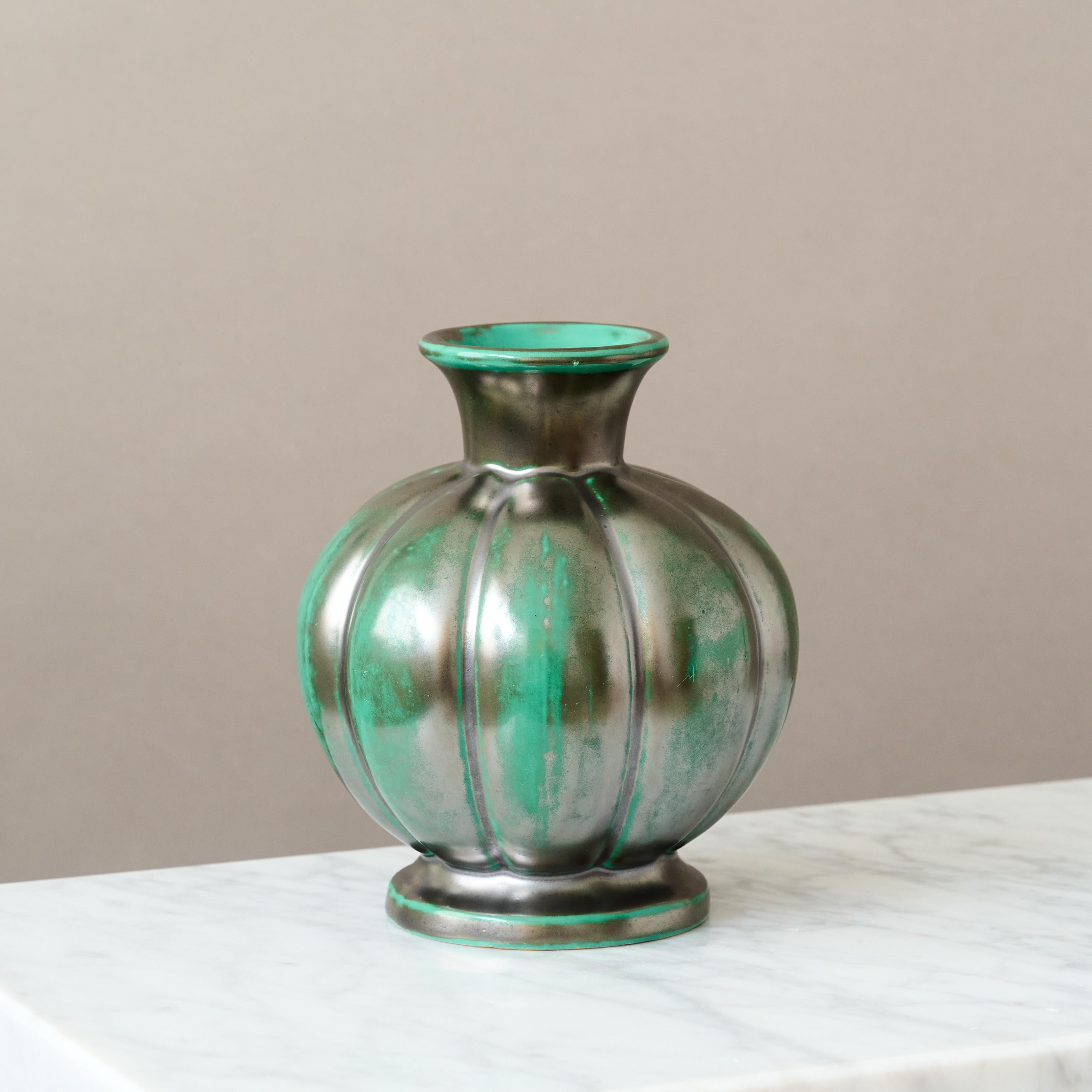 Art Déco Vaso Art Deco in ceramica verde di Anna-Lisa Thomson, St Eriks, Svezia, anni '30. in vendita