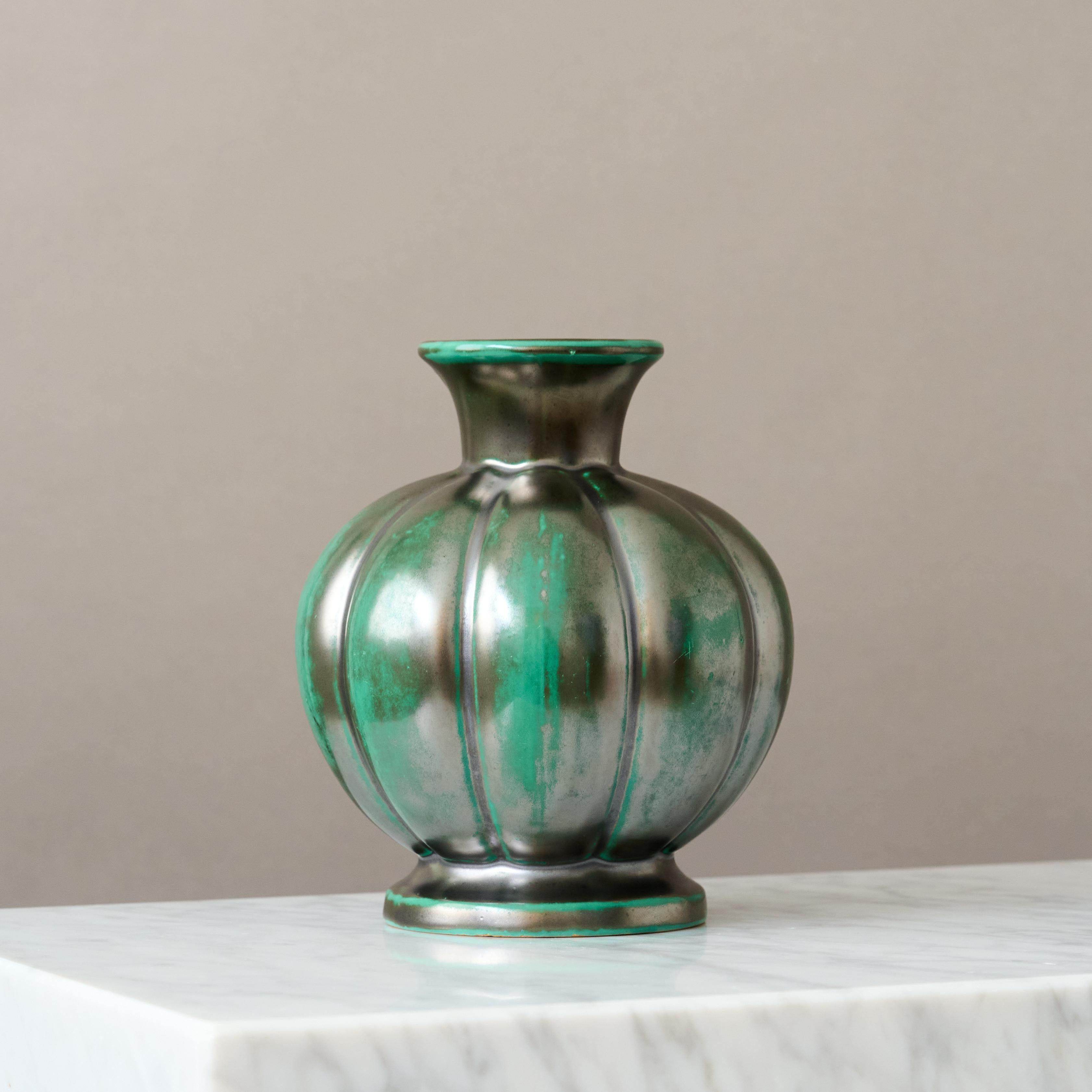 Smaltato Vaso Art Deco in ceramica verde di Anna-Lisa Thomson, St Eriks, Svezia, anni '30. in vendita