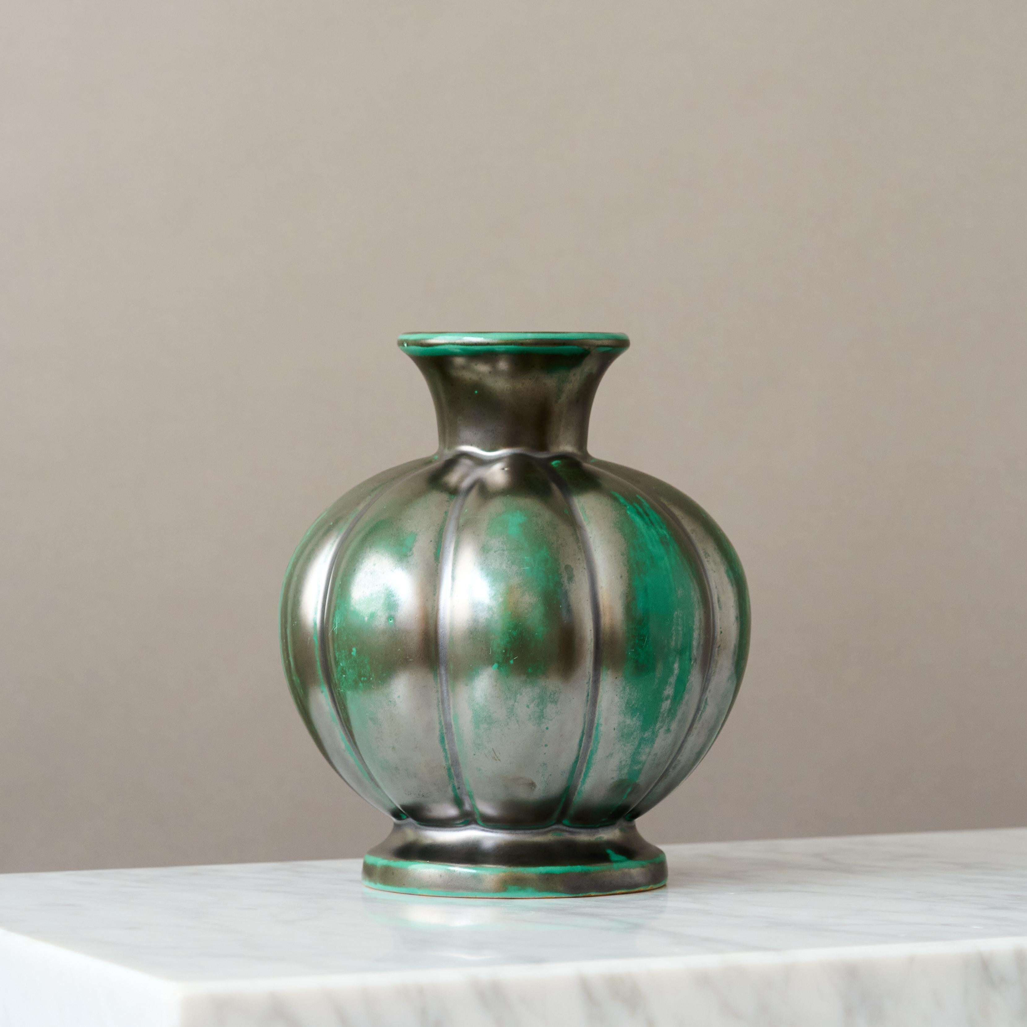 Vaso Art Deco in ceramica verde di Anna-Lisa Thomson, St Eriks, Svezia, anni '30. In condizioni buone in vendita a Malmö, SE