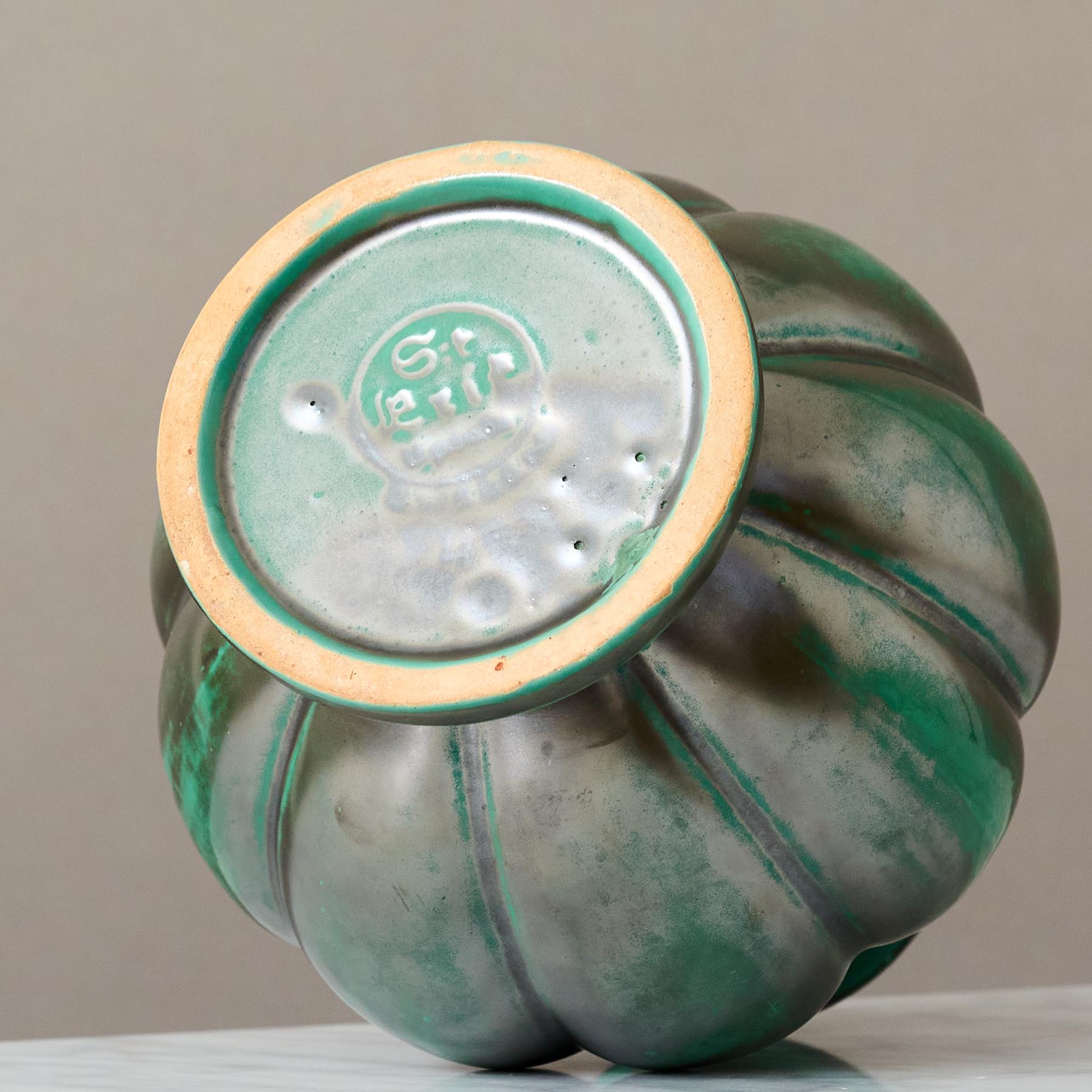 Vaso Art Deco in ceramica verde di Anna-Lisa Thomson, St Eriks, Svezia, anni '30. in vendita 1