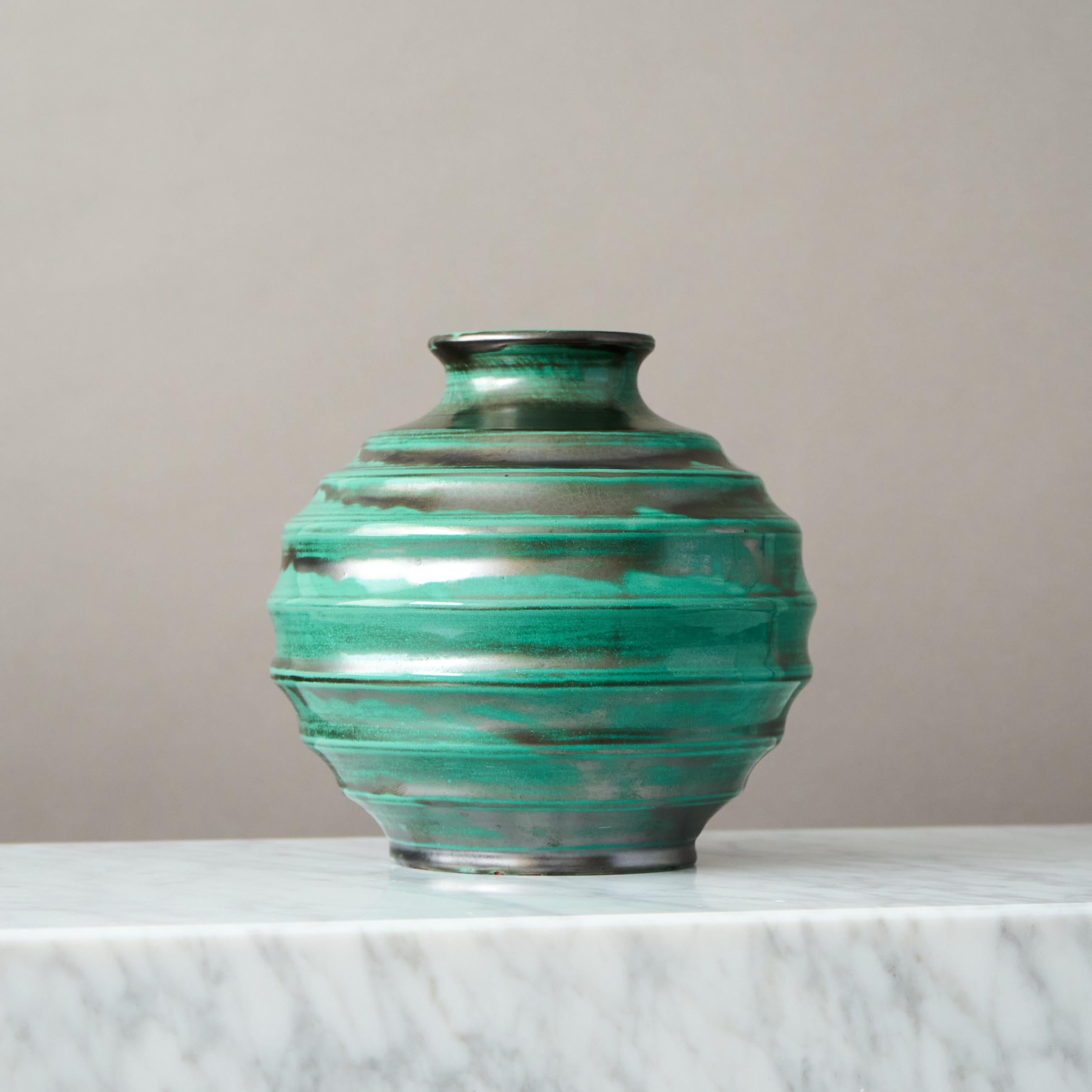 A beautiful Art Deco earthenware vase with amazing glaze.
Made by Upsala Ekeby in Sweden, 1930s.

Signed with makers mark.
Good condition, but with a tiny chip on the bottom rim.
