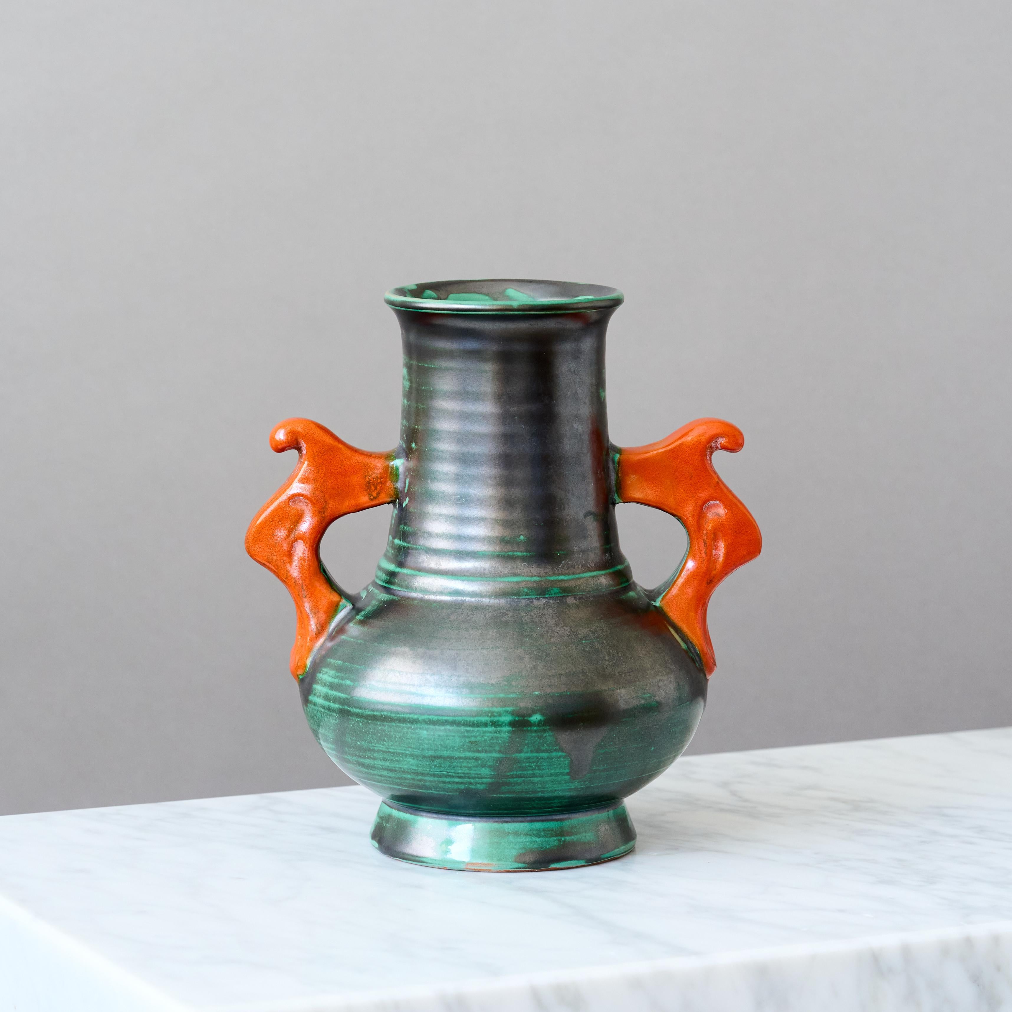 Un magnifique vase en faïence Art Déco avec une glaçure étonnante.
Fabriqué par Upsala Ekeby en Suède, années 1930.

Très bon état, pas d'ébréchures, de fissures ou de craquelures.

Upsala Ekeby a été l'un des principaux fabricants de céramique de